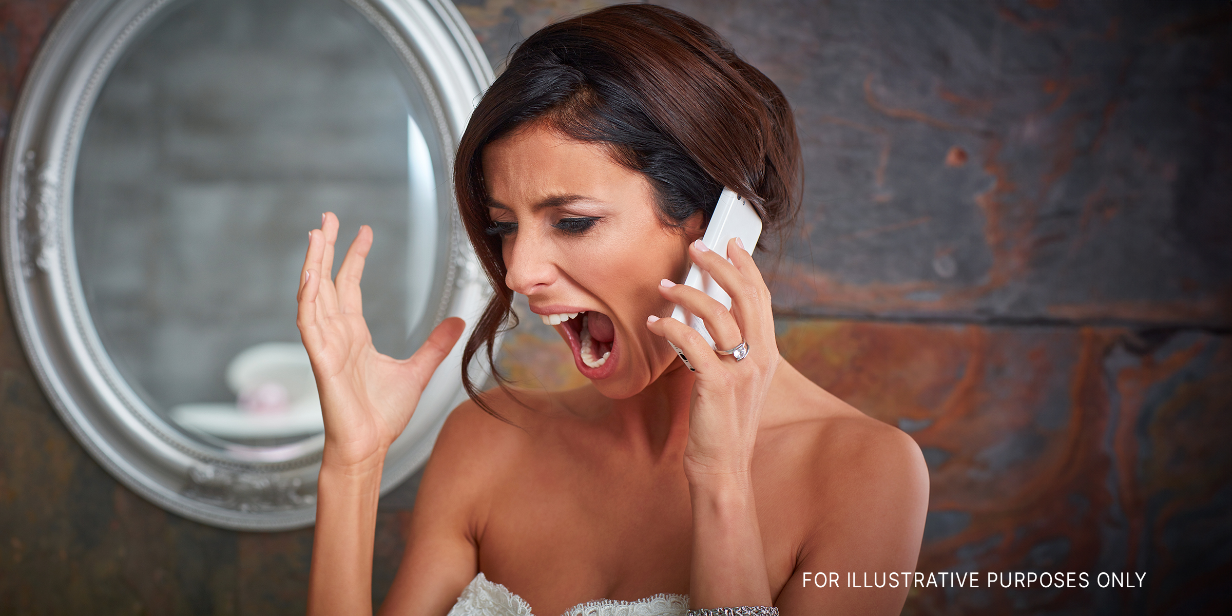 Eine wütende Braut, die am Telefon schreit | Quelle: Shutterstock
