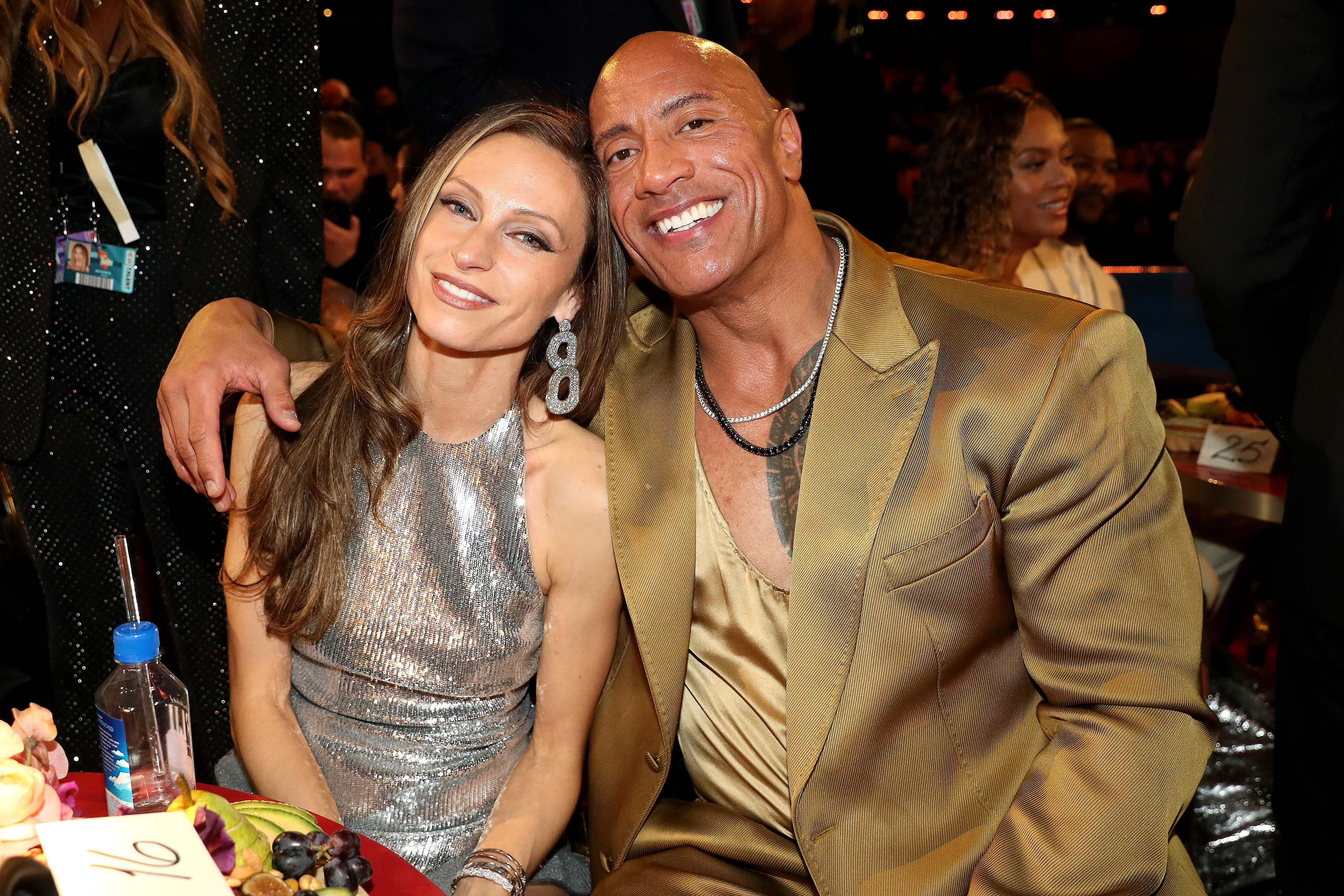 Lauren Hashian und Dwayne Johnson besuchen die 65. GRAMMY Awards am 5. Februar 2023 | Quelle: Getty Images