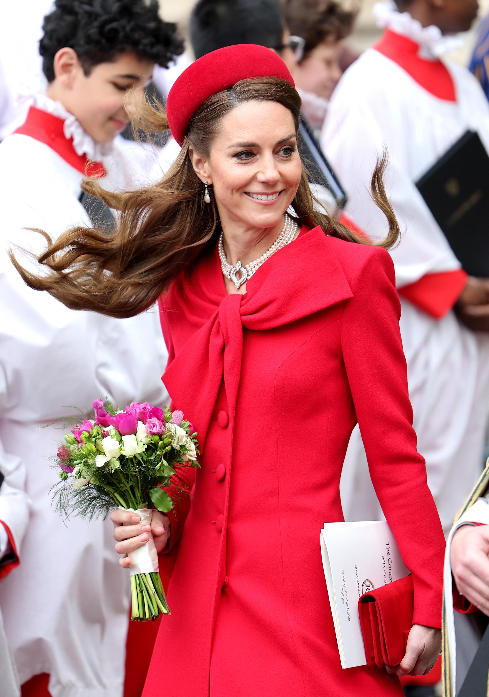 Catherine, Prinzessin von Wales, lächelt, als sie die Feierlichkeiten zum Commonwealth Day in der Westminster Abbey am 10. März 2025 in London, England, verlässt | Quelle: Getty Images