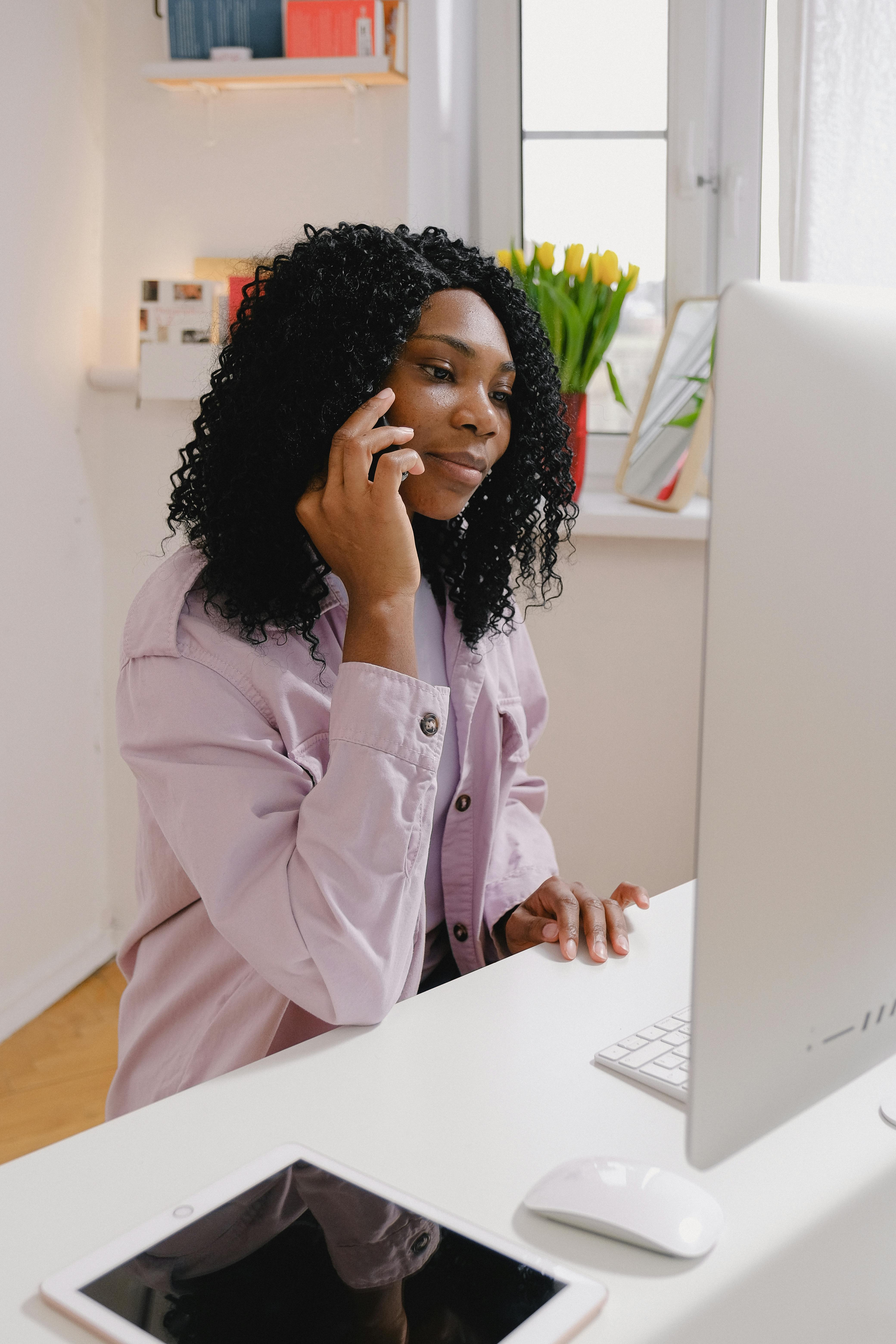 Eine ernst dreinblickende Frau, die am Telefon spricht | Quelle: Pexels