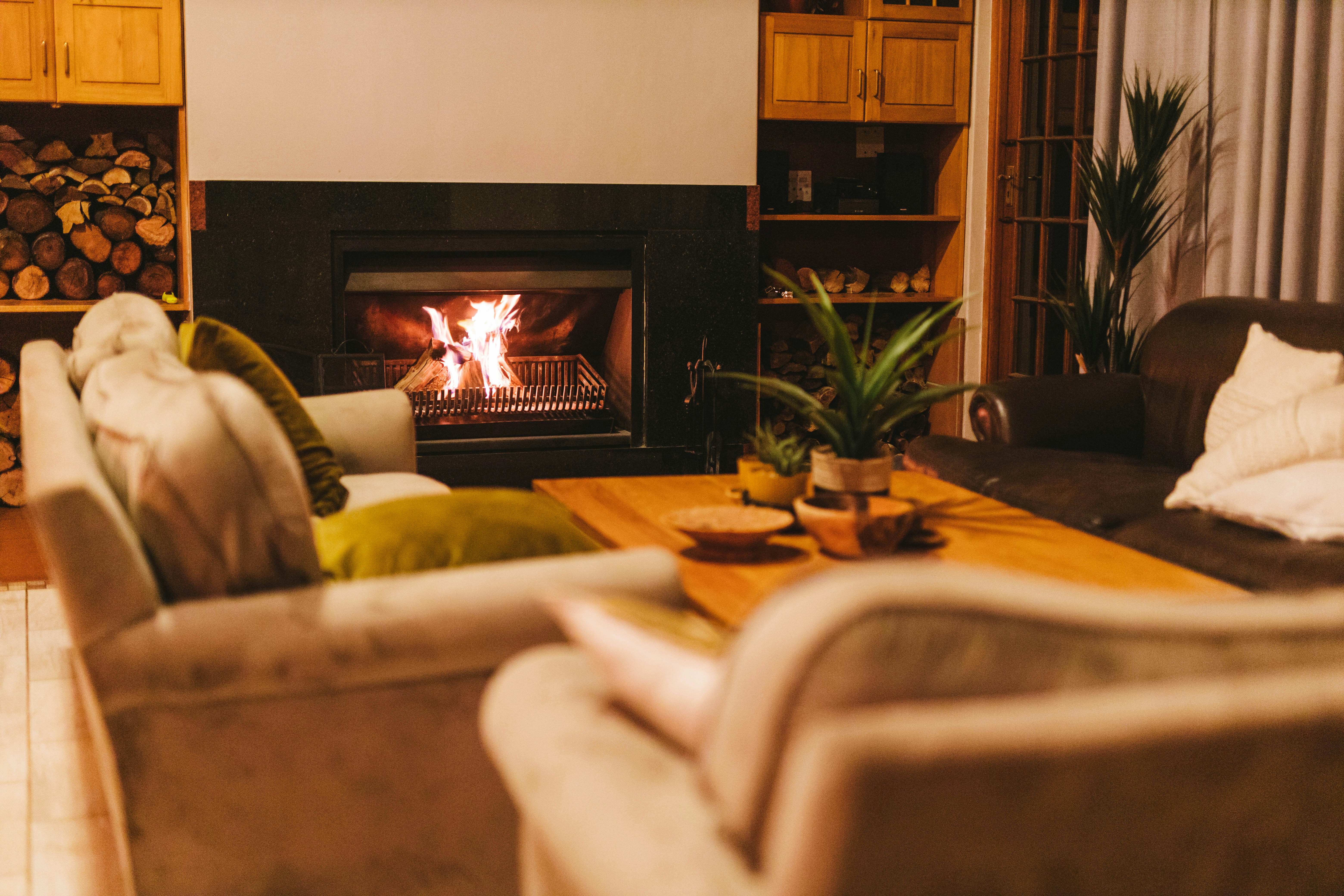Ein Kamin in einem Wohnzimmer | Quelle: Unsplash