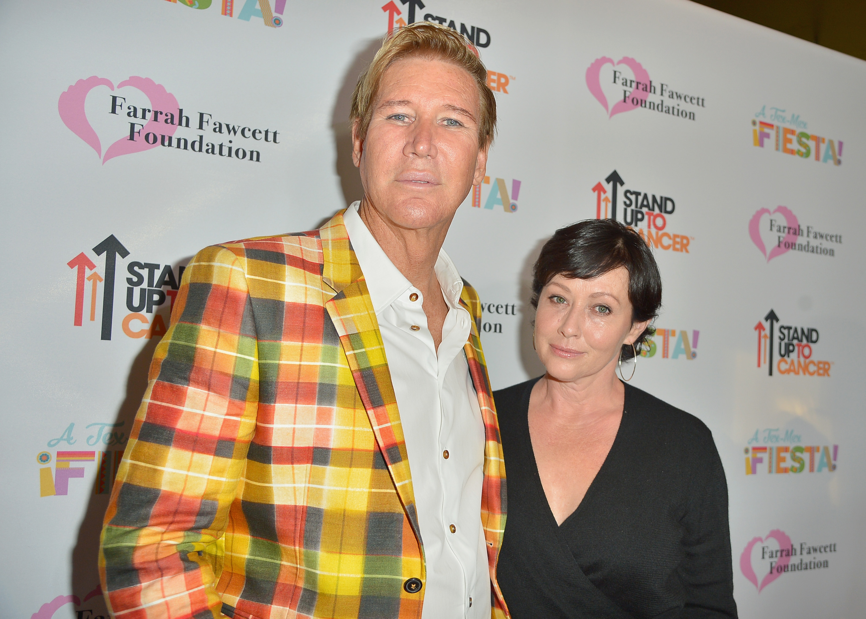 Dr. Lawrence Piro und Shannen Doherty bei der "Tex-Mex Fiesta" der Farrah Fawcett Foundation in Los Angeles, Kalifornien am 9. September 2017 | Quelle: Getty Images