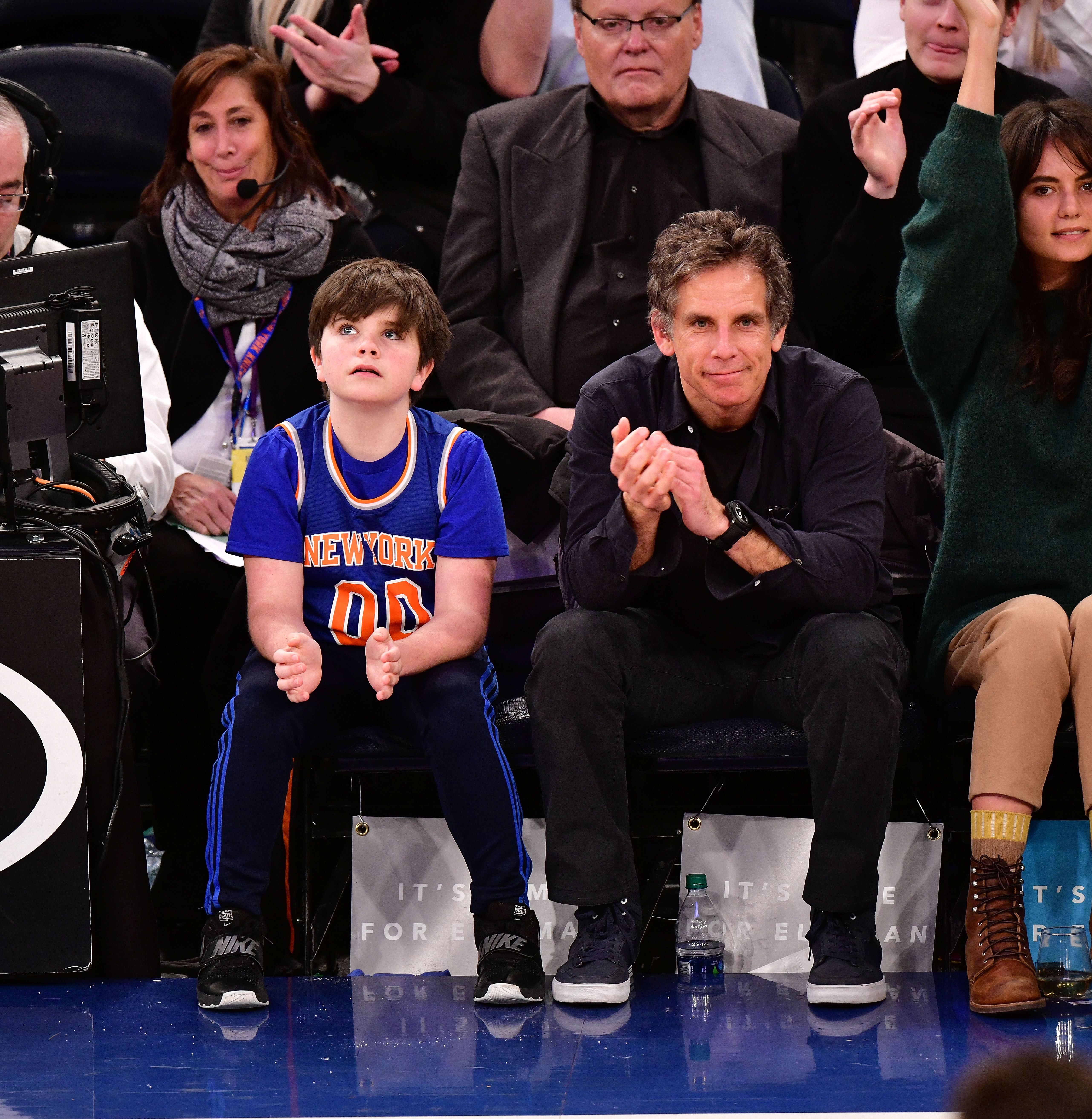 Quinlin Stiller und Ben Stiller besuchen das Spiel der New York Knicks gegen die San Antonio Spurs im Madison Square Garden am 2. Januar 2018 in New York City | Quelle: Getty Images