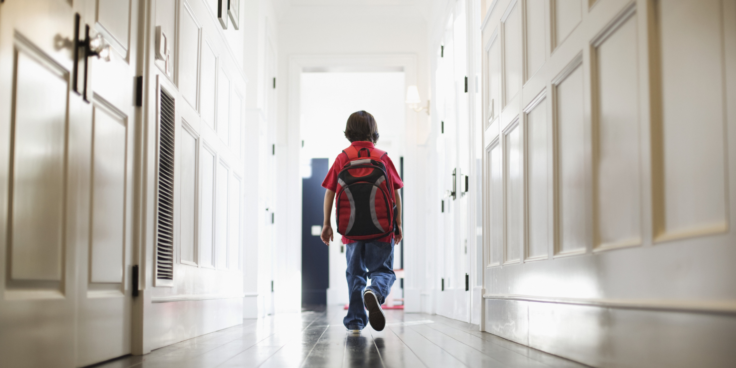 Ein Schüler geht im Flur | Quelle: Getty Images