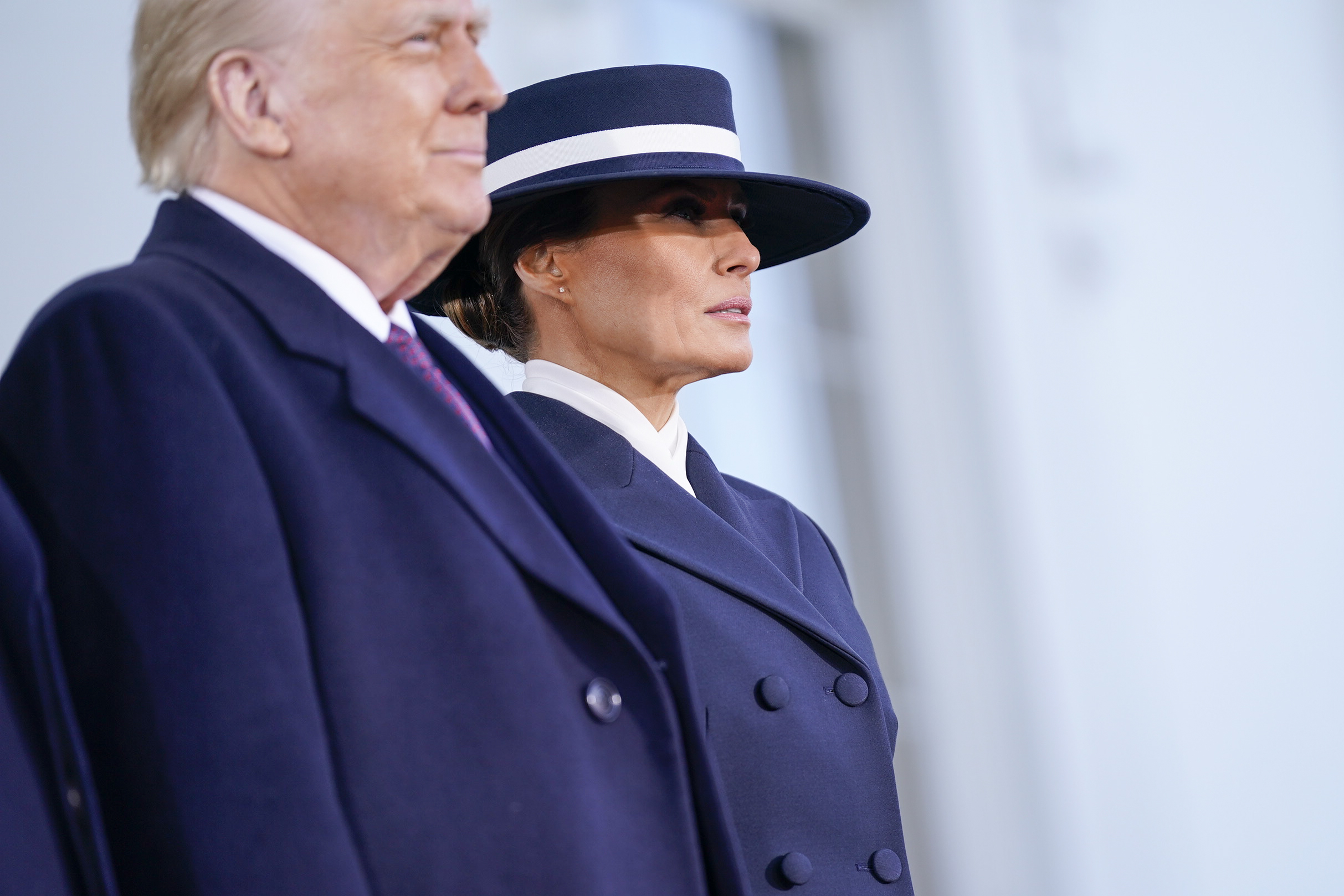 Donald und Melania Trump schauen bei seiner Amtseinführung zu. | Quelle: Getty Images