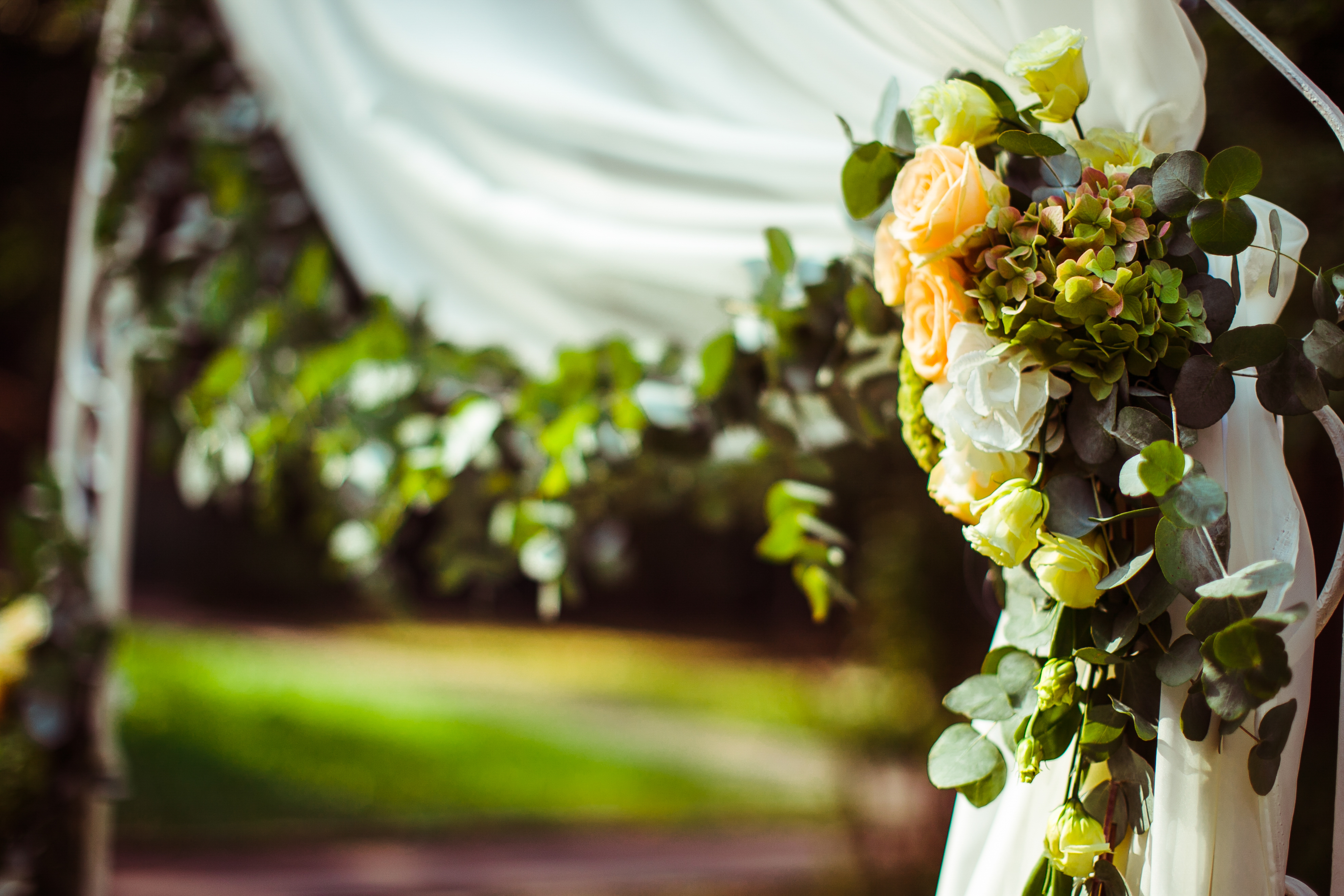 Blumenschmuck auf einem Hochzeitsaltar | Quelle: Shutterstock