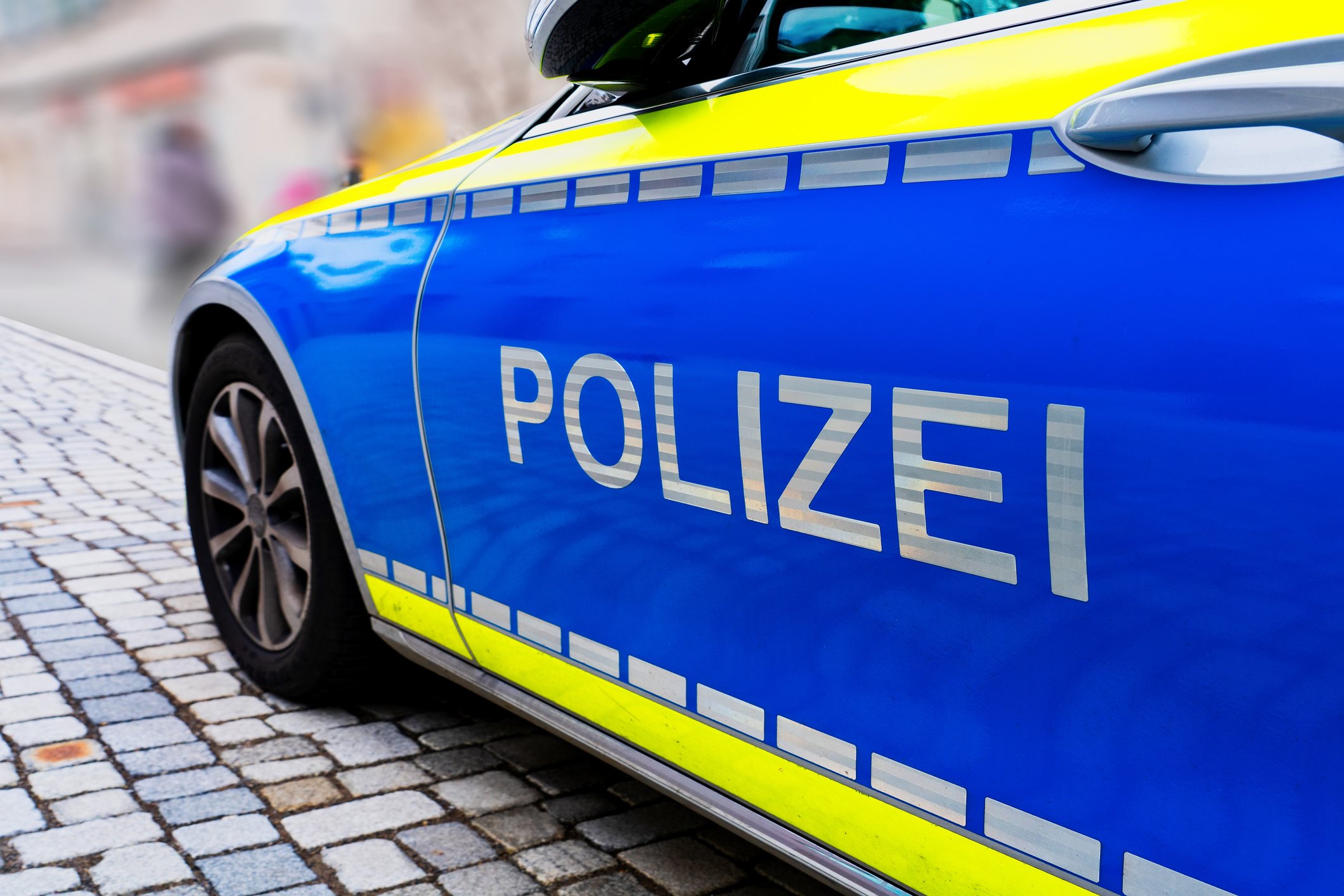 Polizeischild auf einem deutschen Polizeiauto | Quelle: Getty Images
