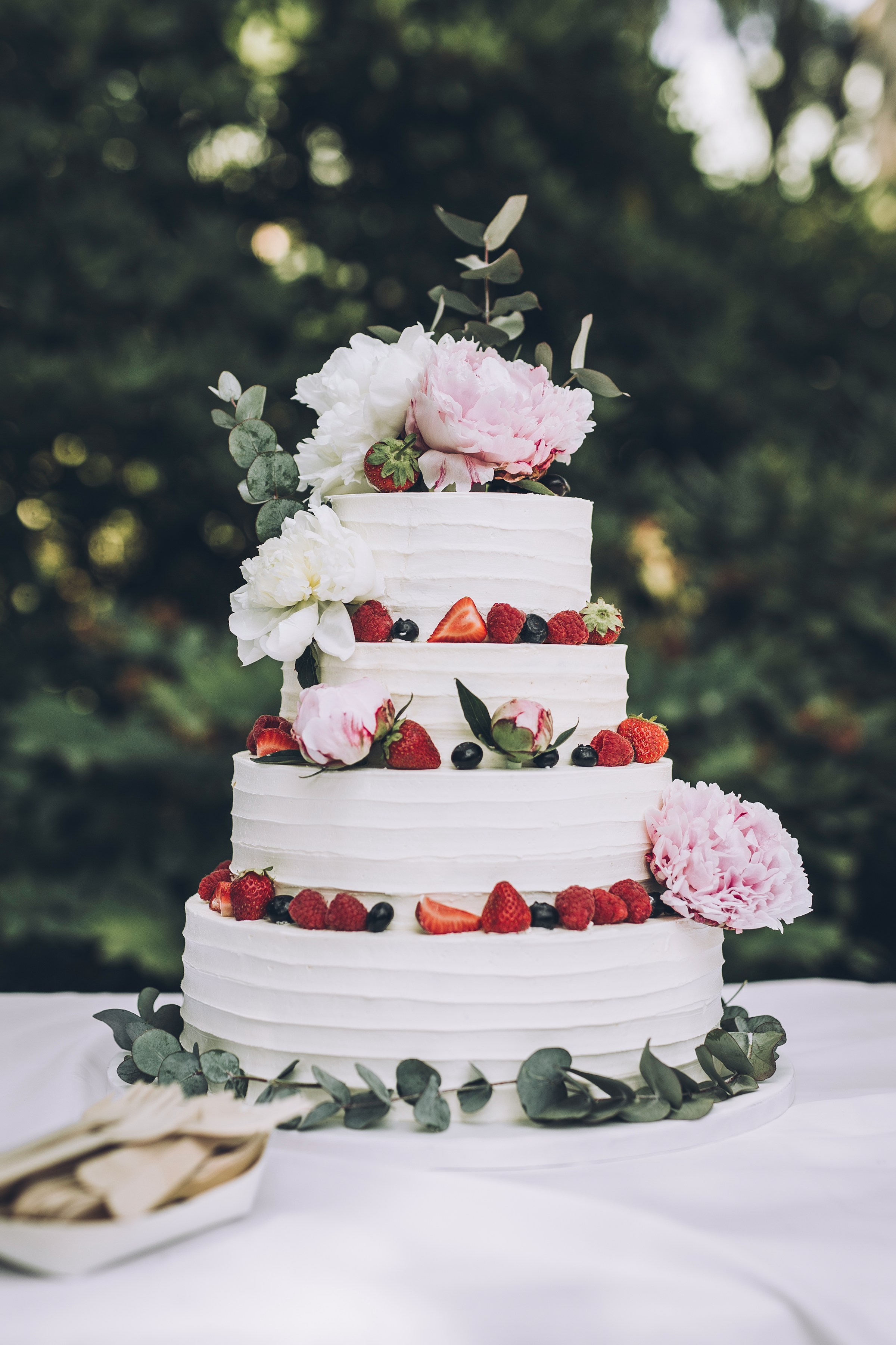 Eine weiße Hochzeitstorte mit Früchten | Quelle: Unsplash