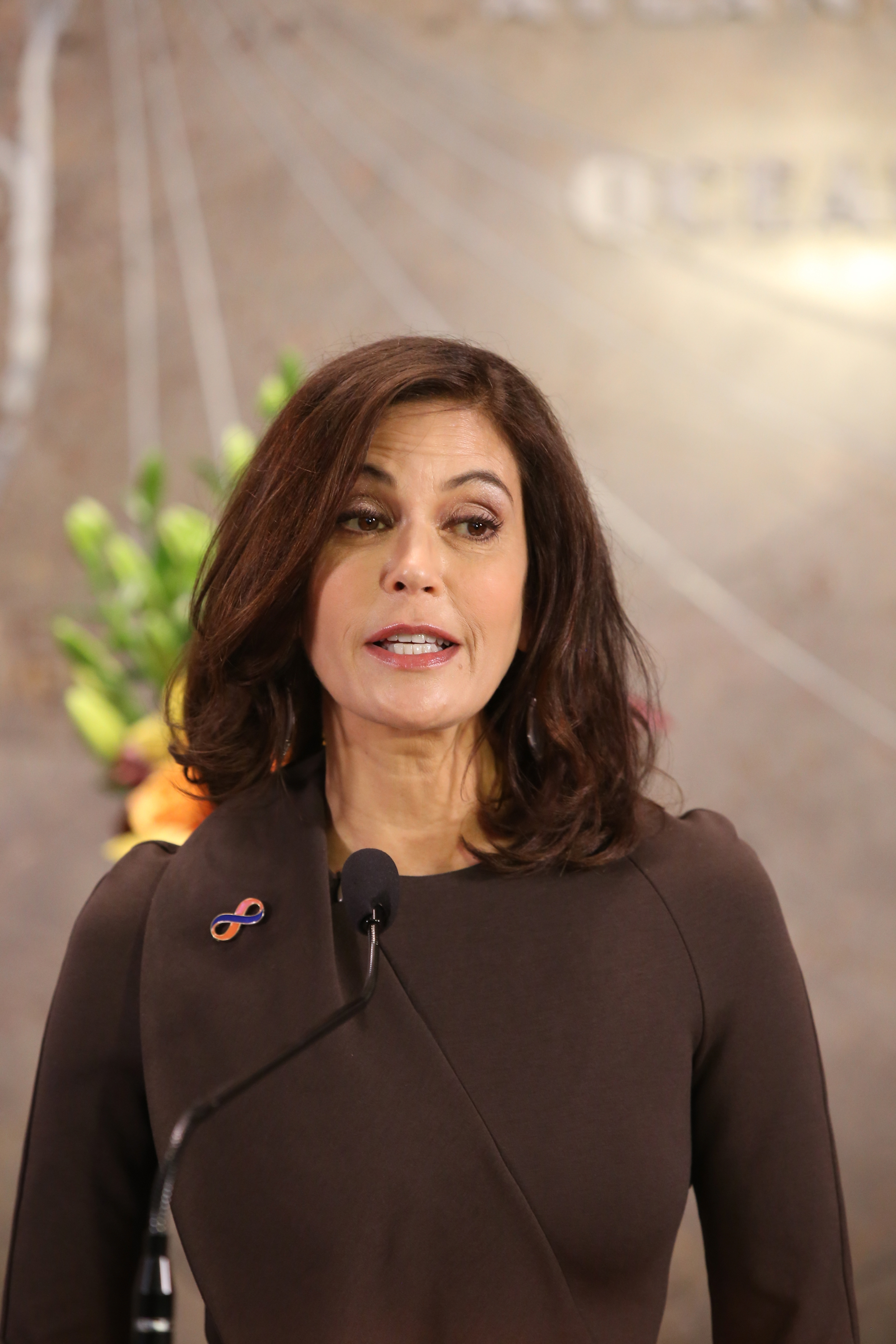 Teri Hatcher spricht auf der Bühne des Empire State Building Orange in einer besonderen Zeremonie am 24. November 2014 in New York City. | Quelle: Getty Images