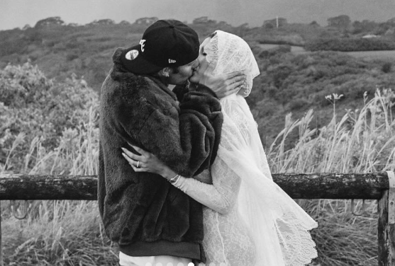 Justin und Hailey Bieber während ihres Schwangerschaftsshootings, aus einem Post vom 9. Mai 2024 | Quelle: Instagram/justinbieber