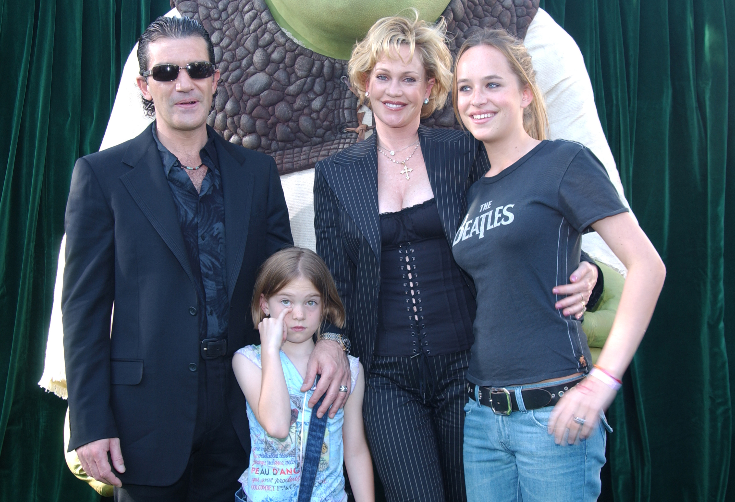 Antonio Banderas, Melanie Griffith, Stella Banderas und Dakota Johnson bei der Premiere von "Shrek 2" in Los Angeles am 8. Mai 2004. | Quelle: Getty Images
