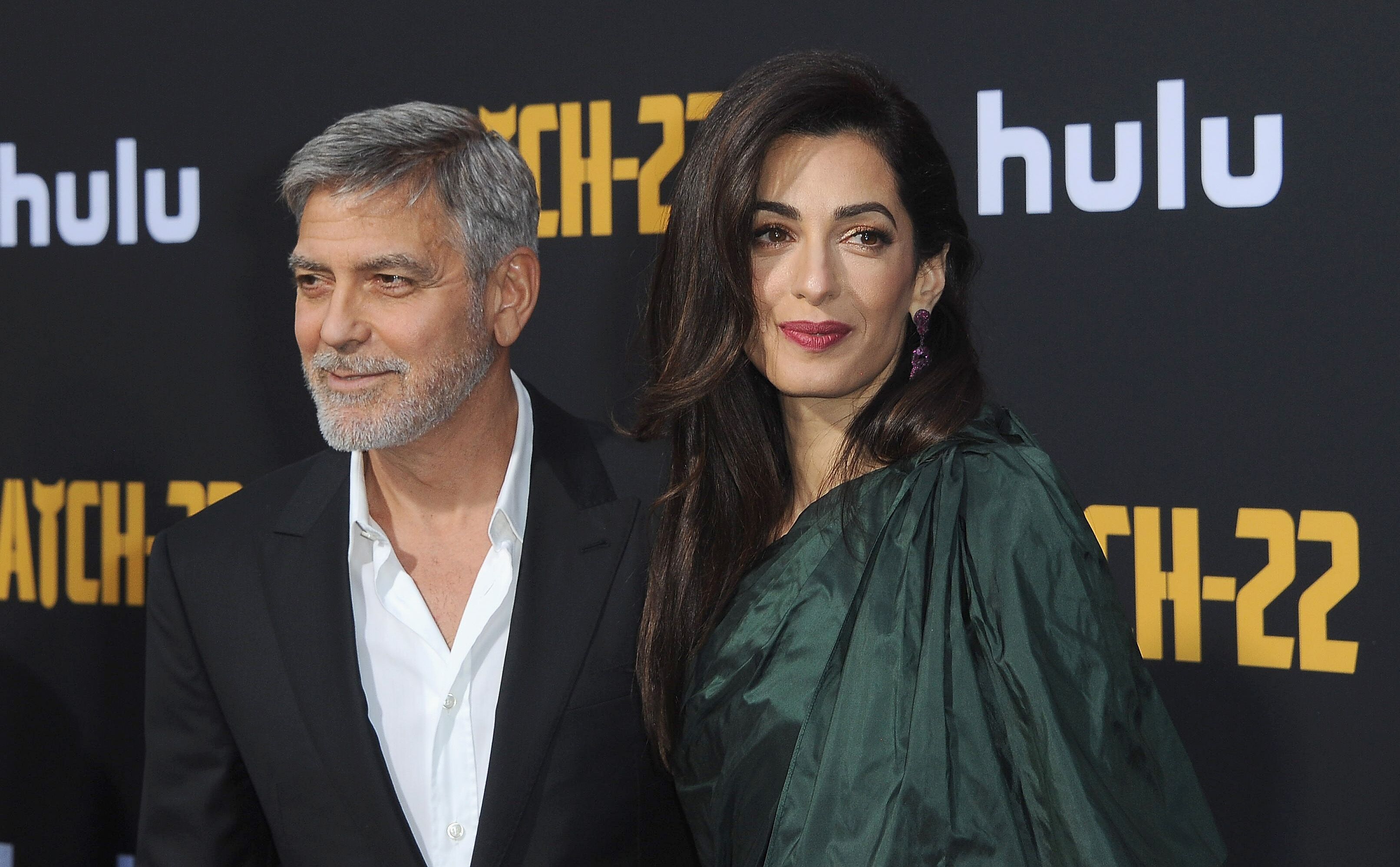 George und Amal Clooney bei der Hollywood-Premiere von "Catch-22" im Mai 2019. | Quelle: Getty Images