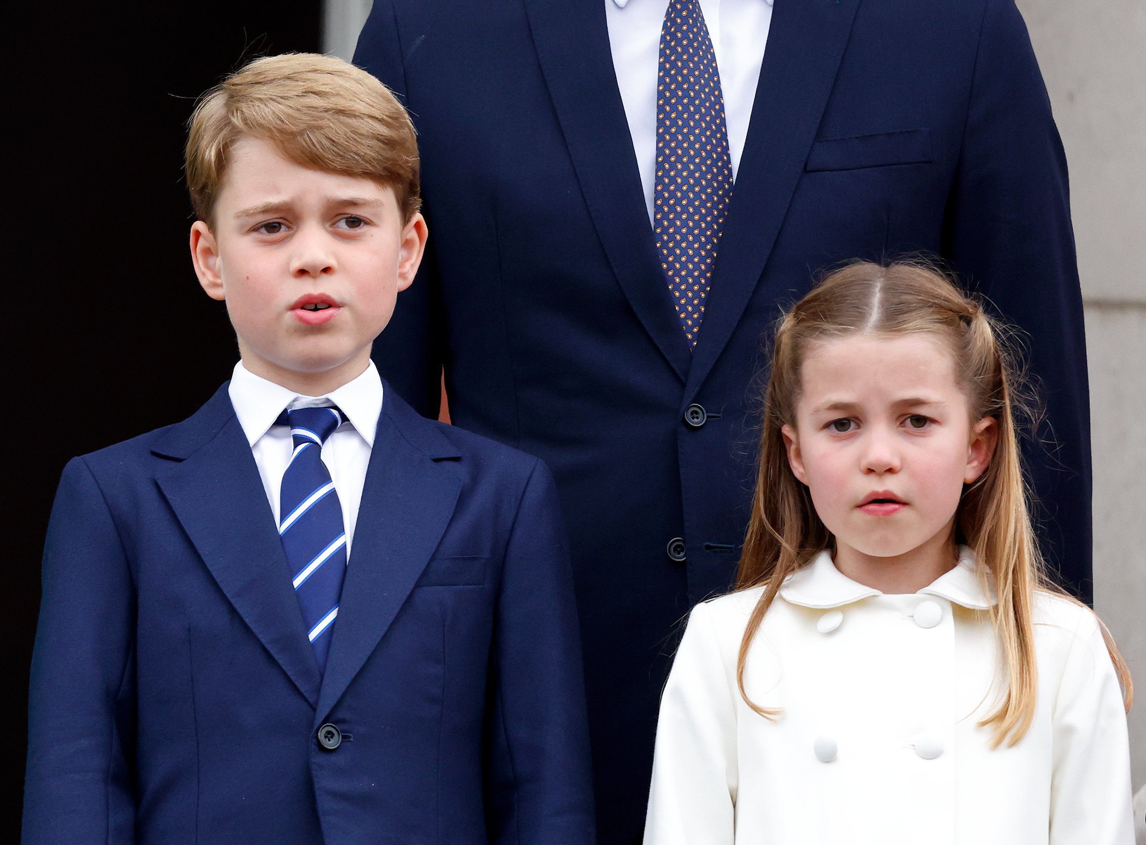 Prinz George von Cambridge und Prinzessin Charlotte von Cambridge stehen auf dem Balkon des Buckingham Palastes nach dem Platinum Pageant am 5. Juni 2022 in London, England | Quelle: Getty Images