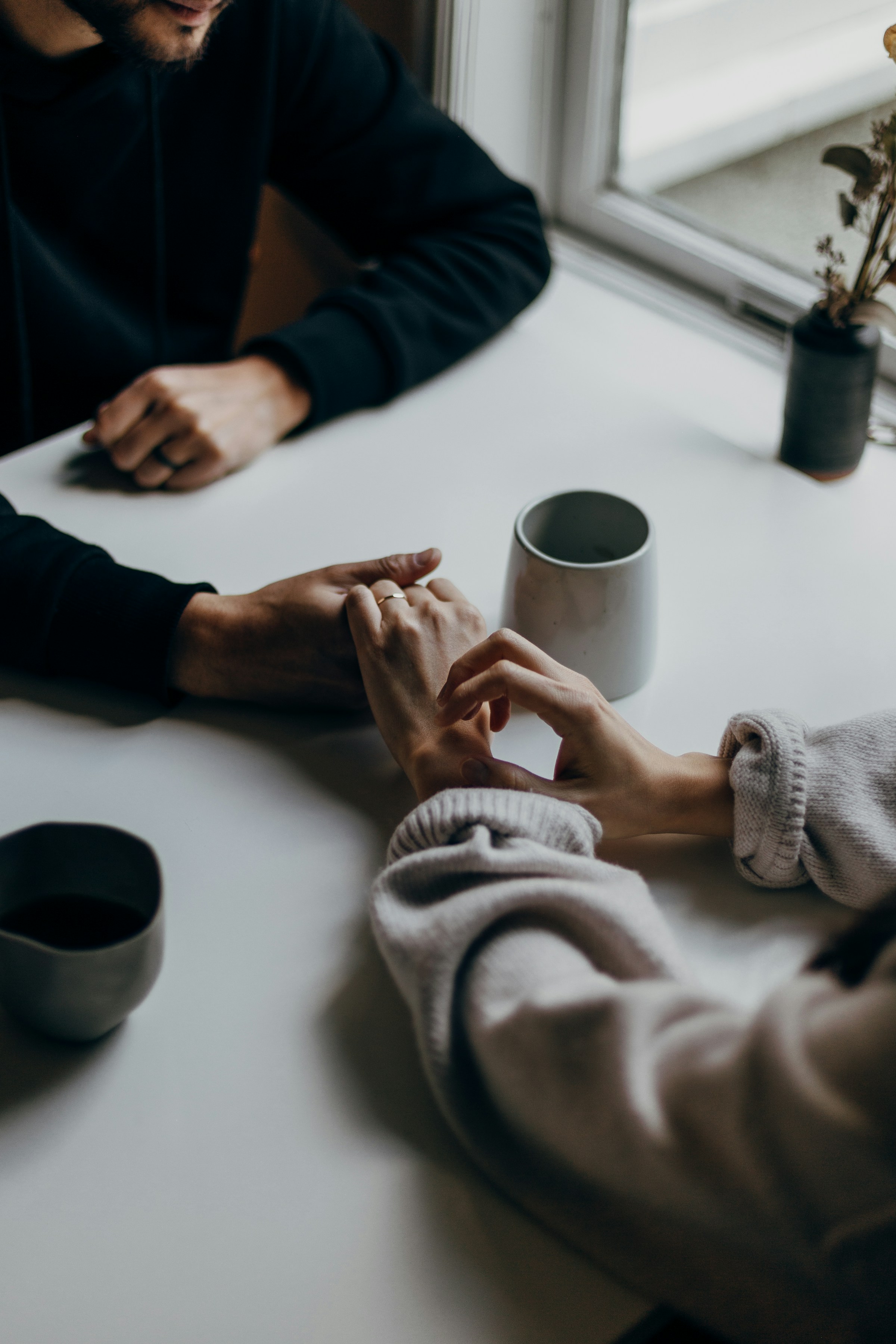 Ein Paar unterhält sich ernsthaft bei einem Kaffee | Quelle: Unsplash