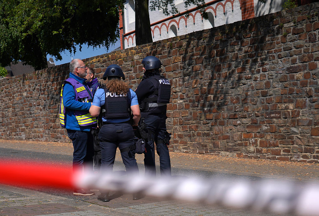 8. Mai 2026, Rheinland-Pfalz, Sinzig: Polizei und Rettungskräfte am Ort einer Geiselnahme in einer Bankfiliale in Sinzig, Rheinland-Pfalz. | Quelle: Getty Images