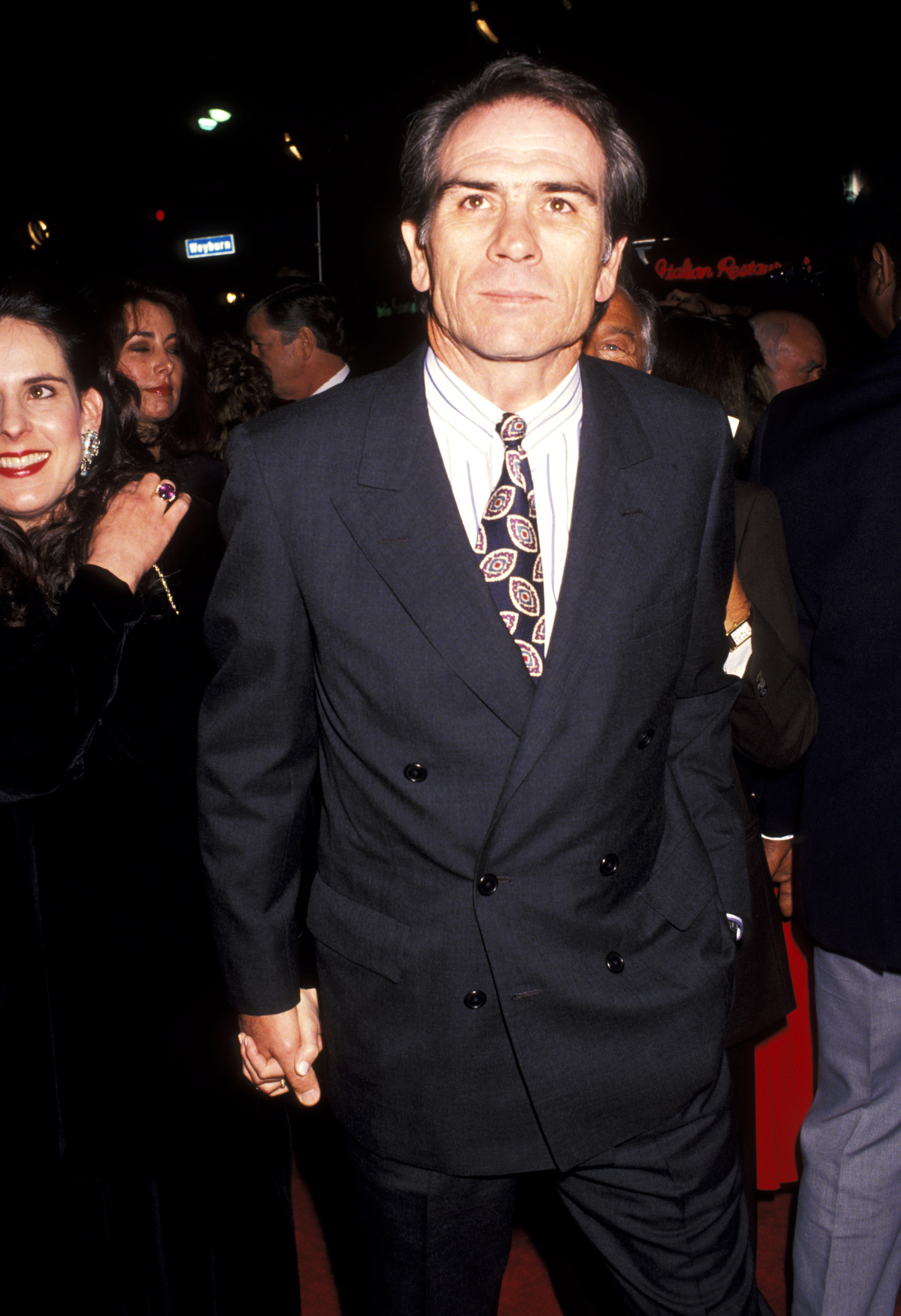 Tommy Lee Jones bei der Premiere von "JFK" in Westwood, Kalifornien, ca. 1991. | Quelle: Getty Images