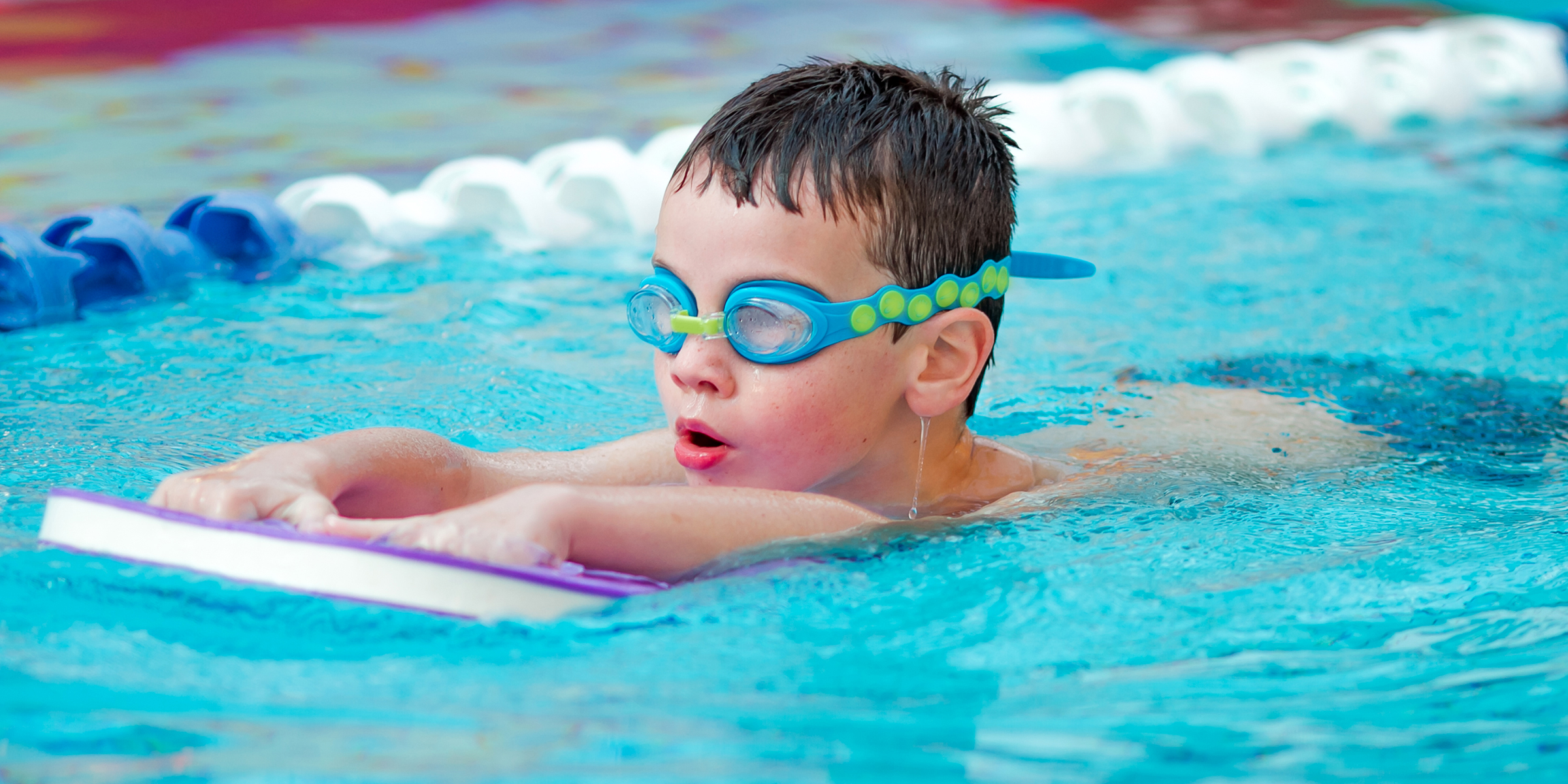 Ein schwimmender kleiner Junge | Quelle: Shutterstock