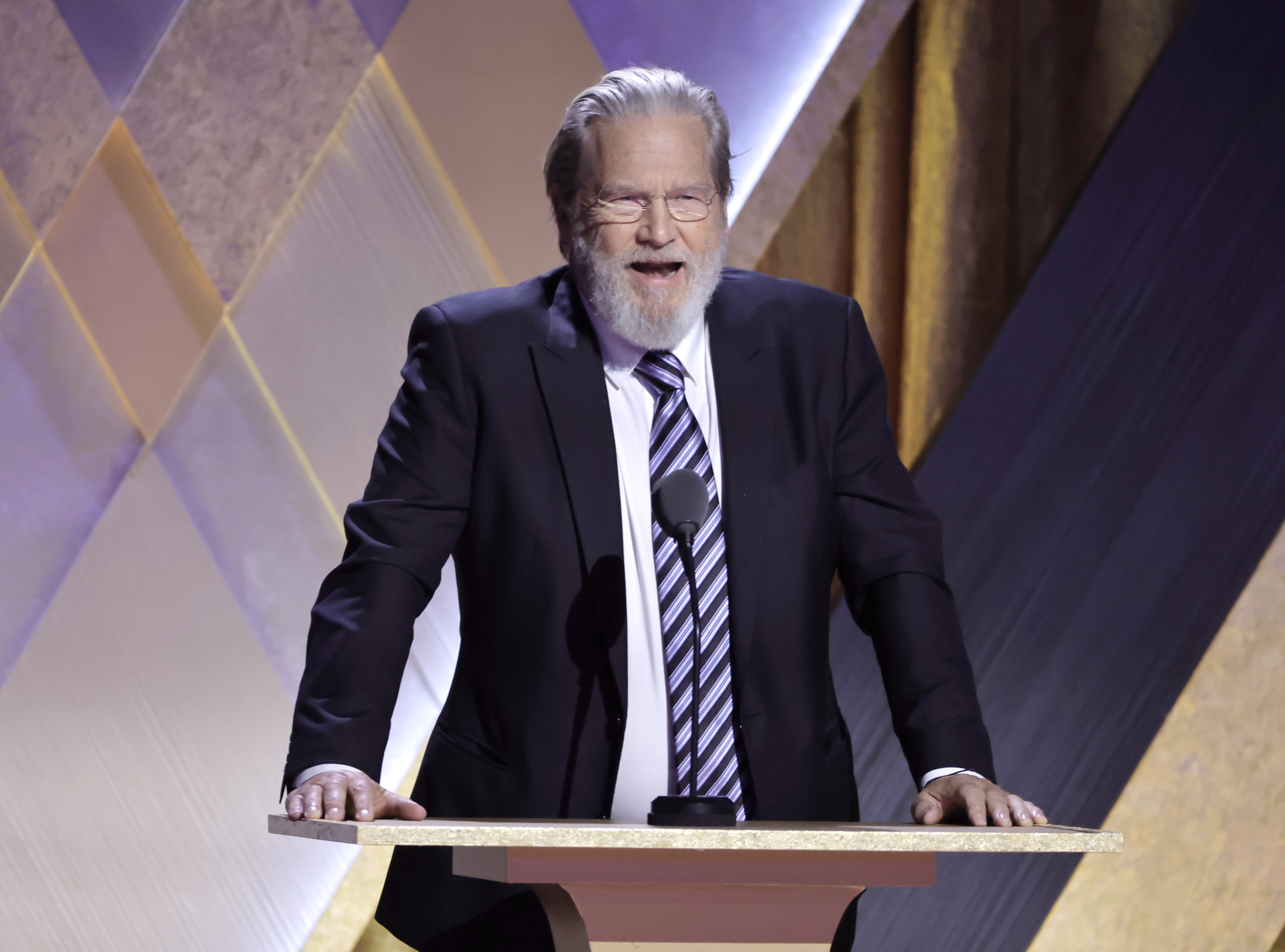 Jeff Bridges spricht auf der Bühne während der 13. Governors Awards der Academy of Motion Picture Arts and Sciences in Los Angeles, Kalifornien, am 19. November 2022. | Quelle: Getty Images