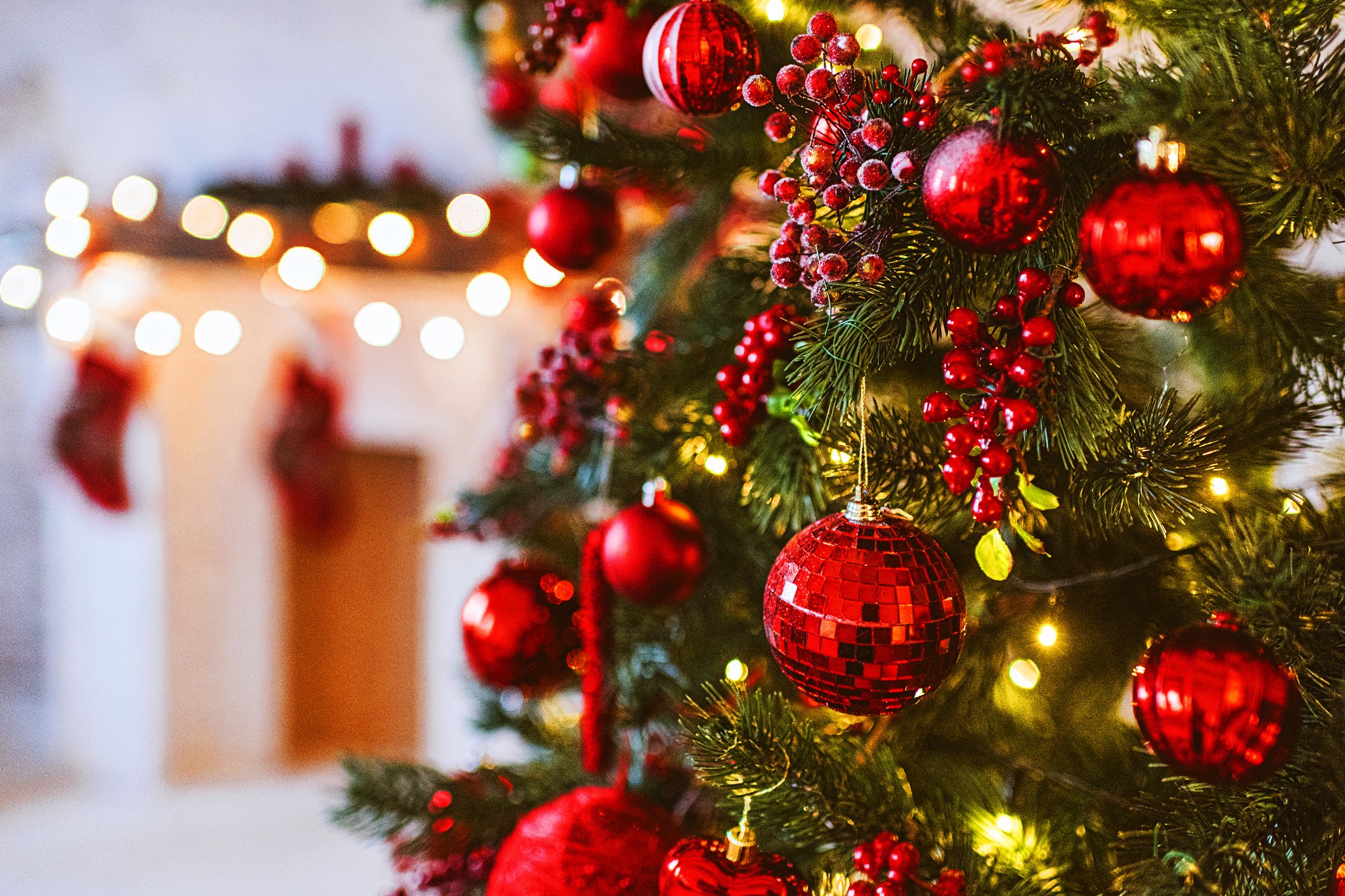Foto von einem roten Weihnachtsbaum und Kaminschmuck. | Quelle: Getty Images