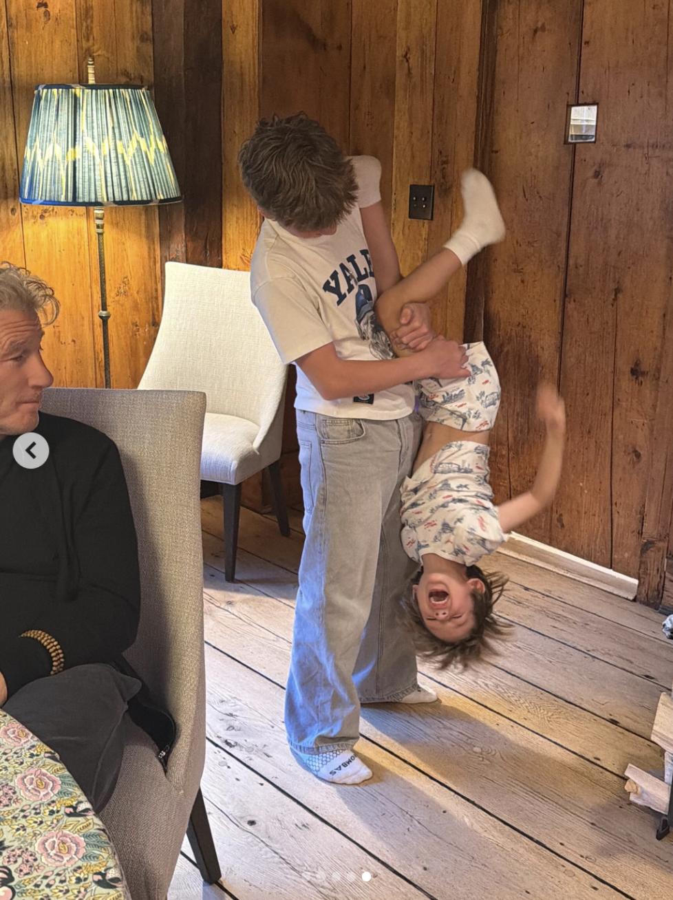Richard Gere schaut zu, wie Kinder in einem gemütlichen Raum mit holzvertäfelten Wänden, rustikalem Bodenbelag und sanfter Beleuchtung spielen. | Quelle: Instagram/alejandragere