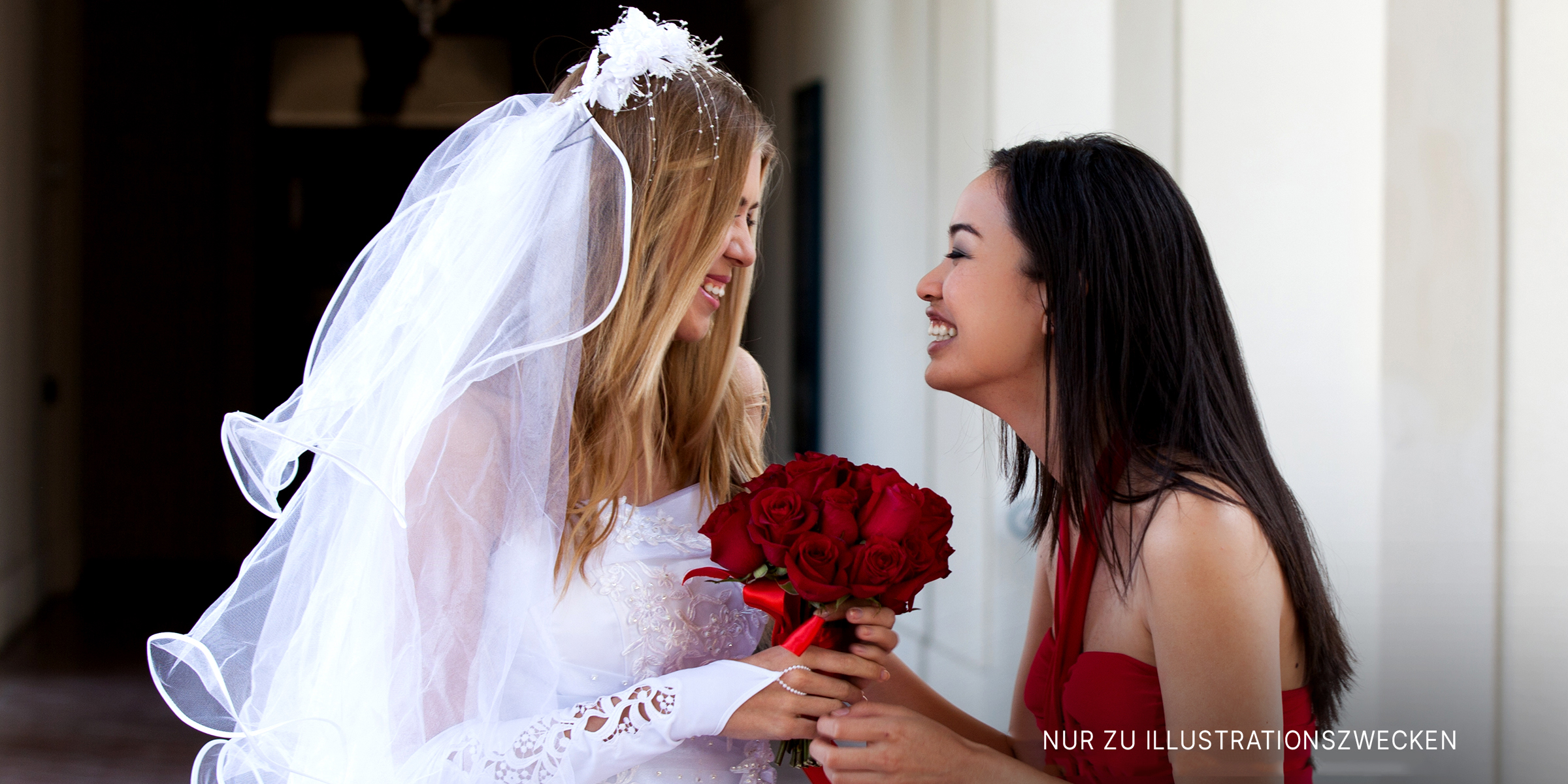 Eine lachende Braut und eine lachende Brautjungfer | Quelle: Shutterstock