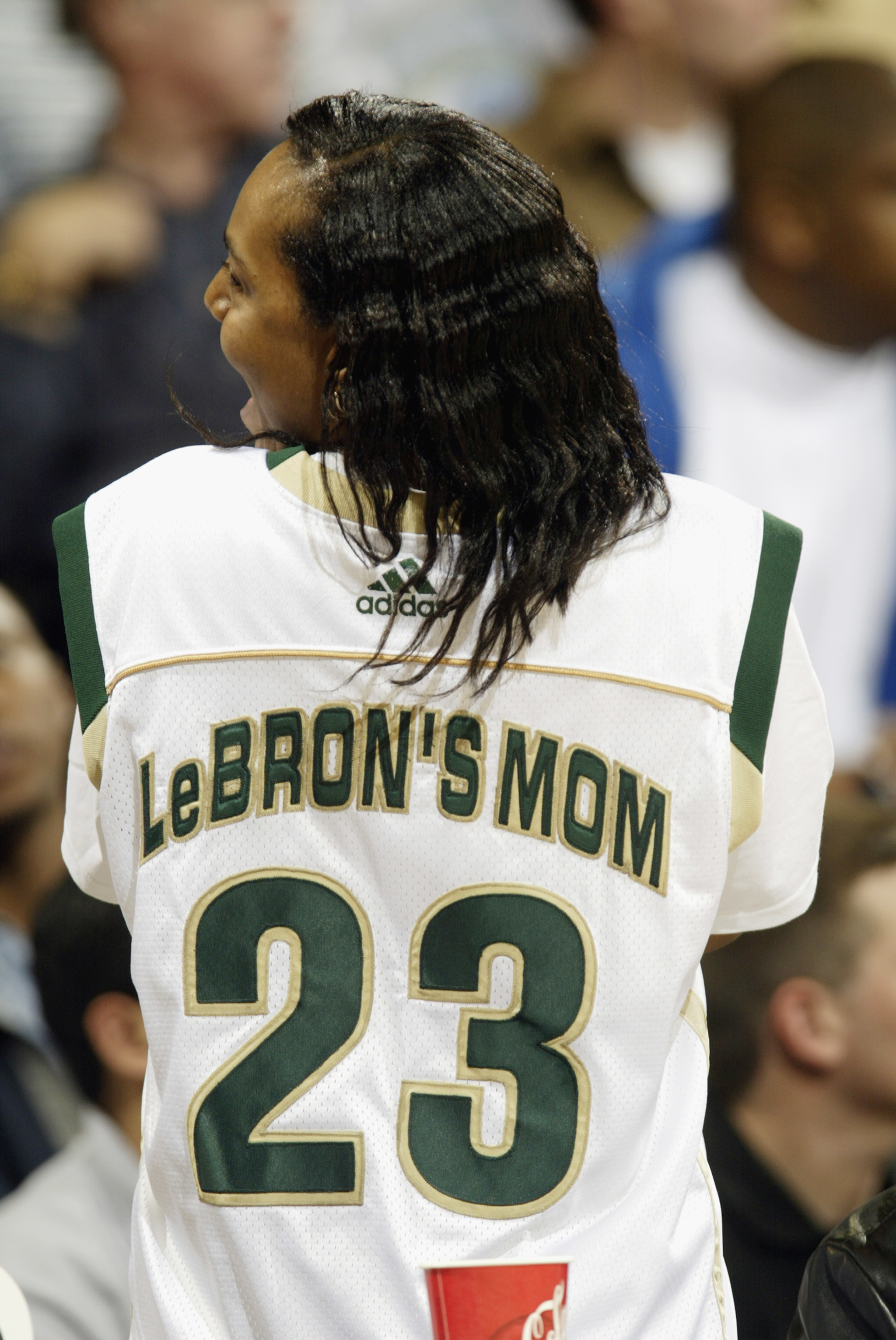 LeBron James' Mutter Gloria zeigt ihr eigenes Trikot während des Spiels der High School ihres Sohnes St. Vincent-St. Mary's gegen Mater Dei am 4. Januar 2003 in Los Angeles, Kalifornien | Quelle: Getty Images