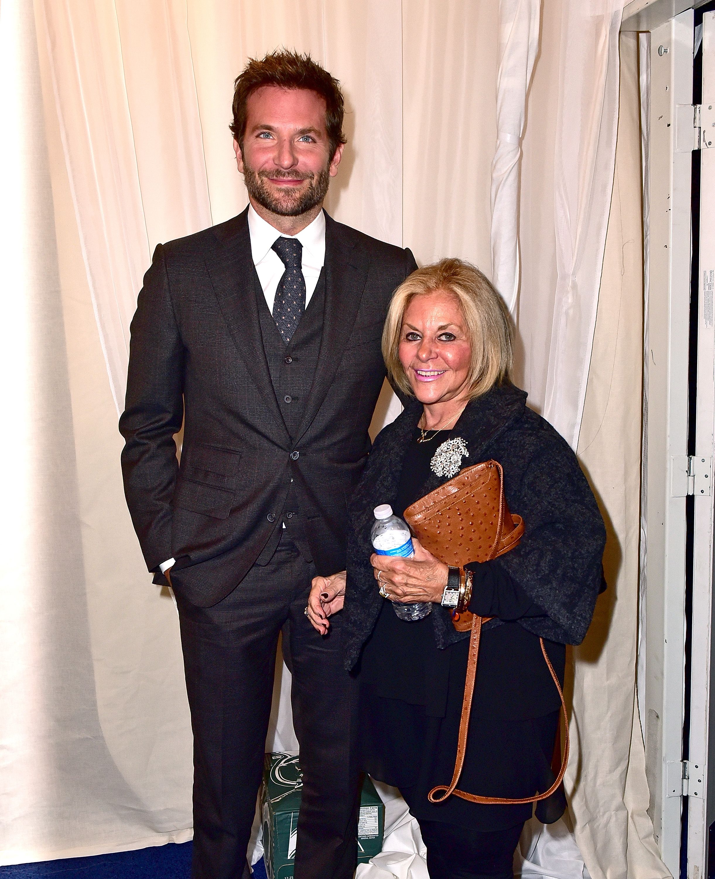 Bradley Cooper und Gloria Campano besuchen die New Yorker Premiere von "Joy" im Ziegfeld Theatre am 13. Dezember 2015 in New York City | Quelle: Getty Images