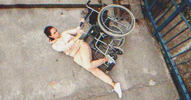 Behinderte Frau, die aus einem Rollstuhl fällt | Quelle: Shutterstock