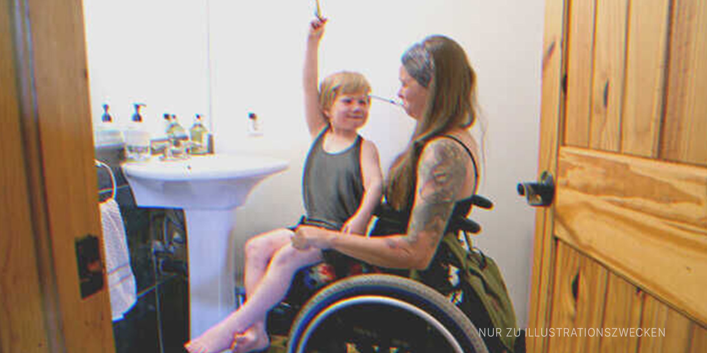 Kleiner Junge mit Frau im Rollstuhl | Quelle: Getty Images