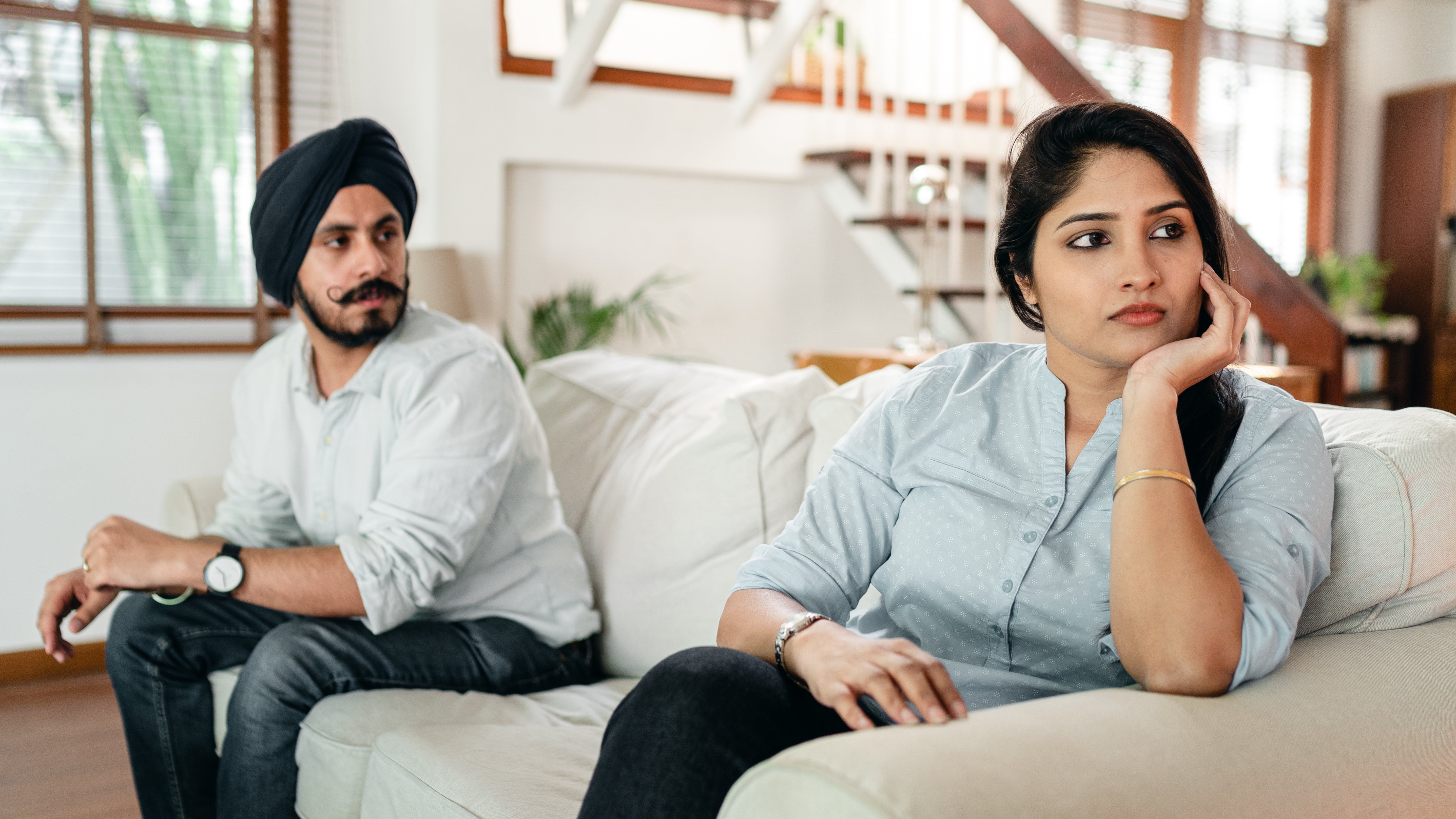 Ein Mann und eine Frau sitzen auf einer Couch | Quelle: Pexels