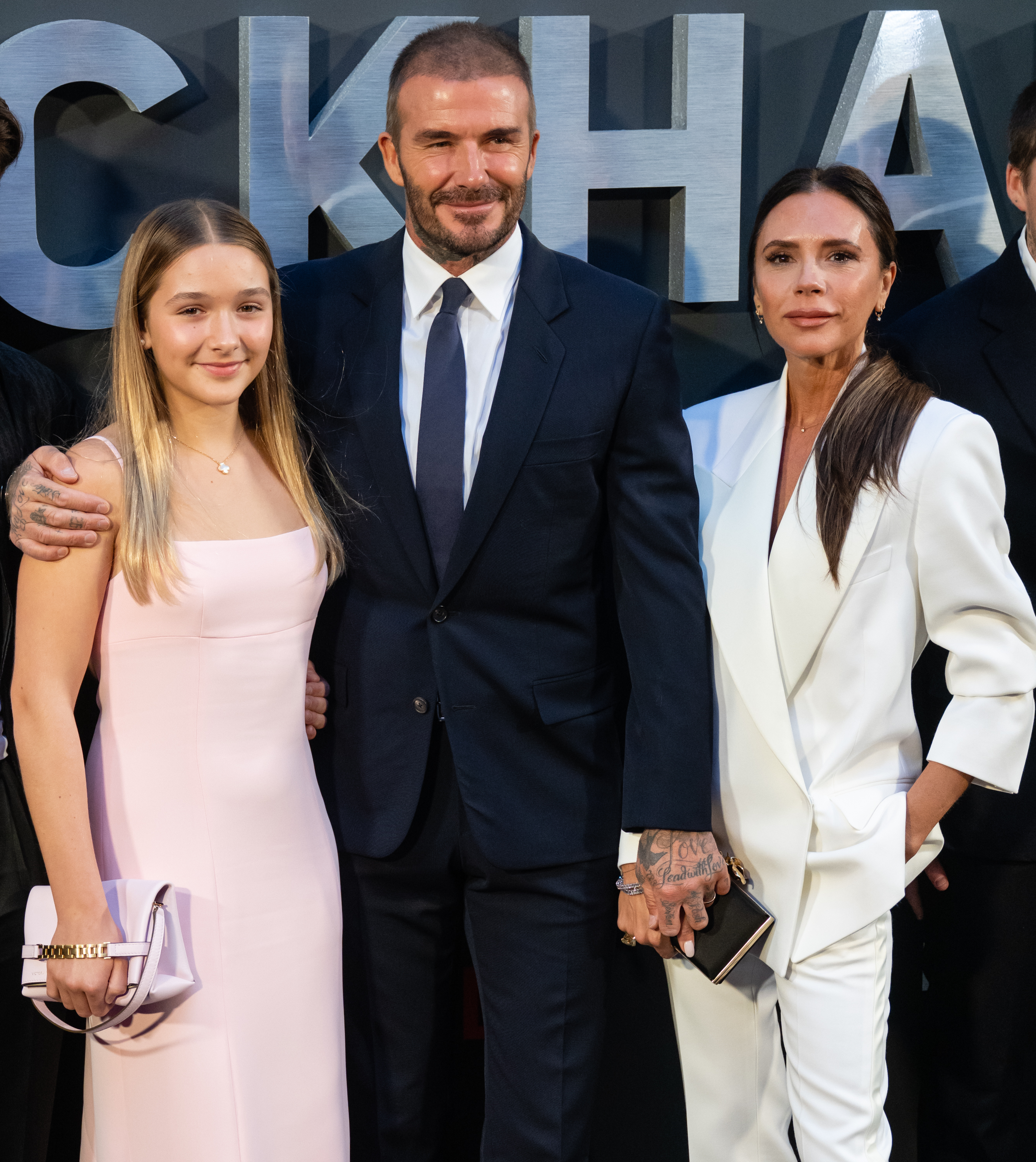 Harper, David und Victoria Beckham bei der britischen Premiere von "Beckham" in London, England am 3. Oktober 2023 | Quelle: Getty Images