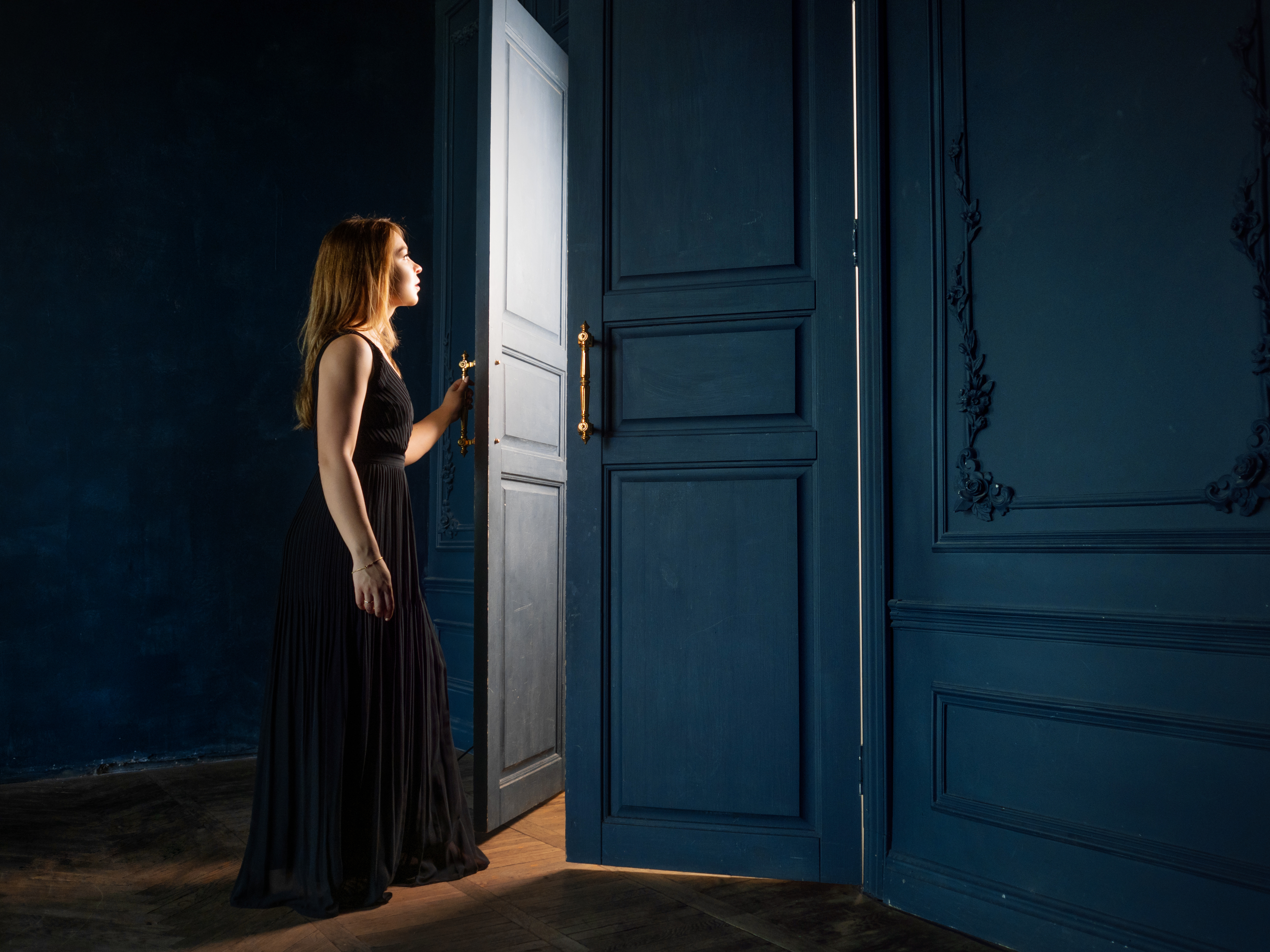 Frau, die eine Tür zu einem Raum öffnet | Quelle: Shutterstock