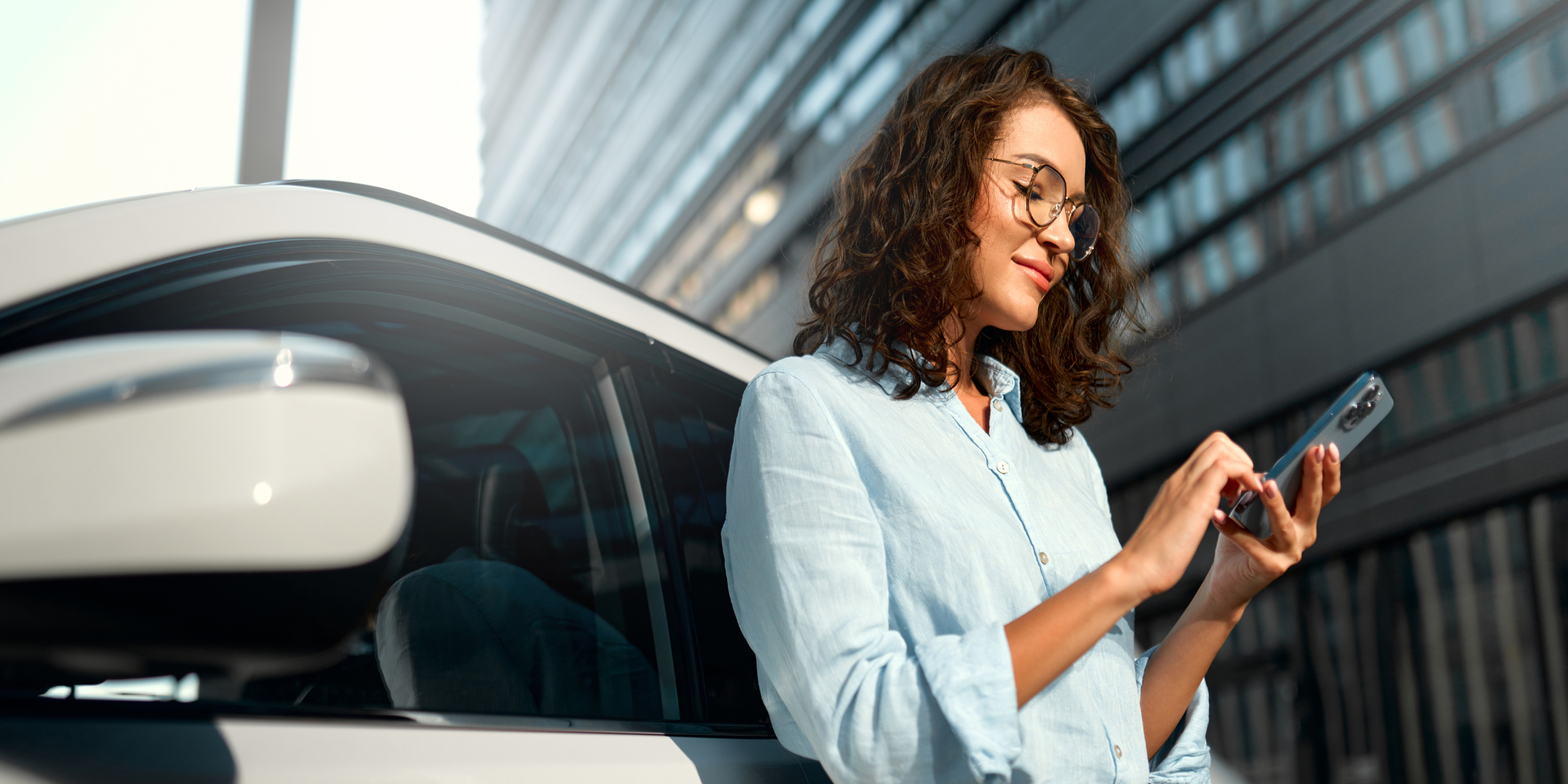 Eine Frau, die ihr Telefon benutzt | Quelle: Shutterstock