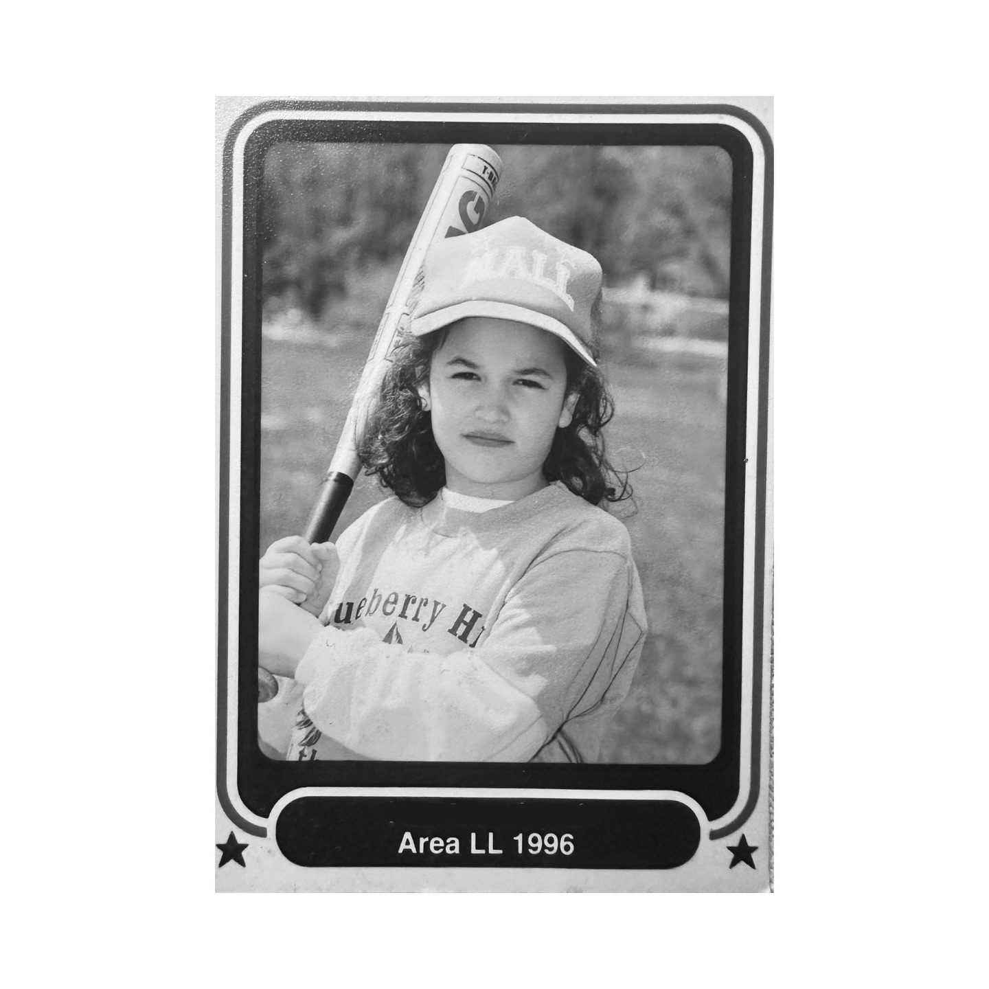 Scarletts Kindheitsfotos zeigen schon lange bevor sie beruflich ins Rampenlicht trat, welche Persönlichkeit sie hat. Das Selbstbewusstsein war schon da, sogar auf einem Schnappschuss im Little-League-Stil. | Quelle: Instagram/scarloz