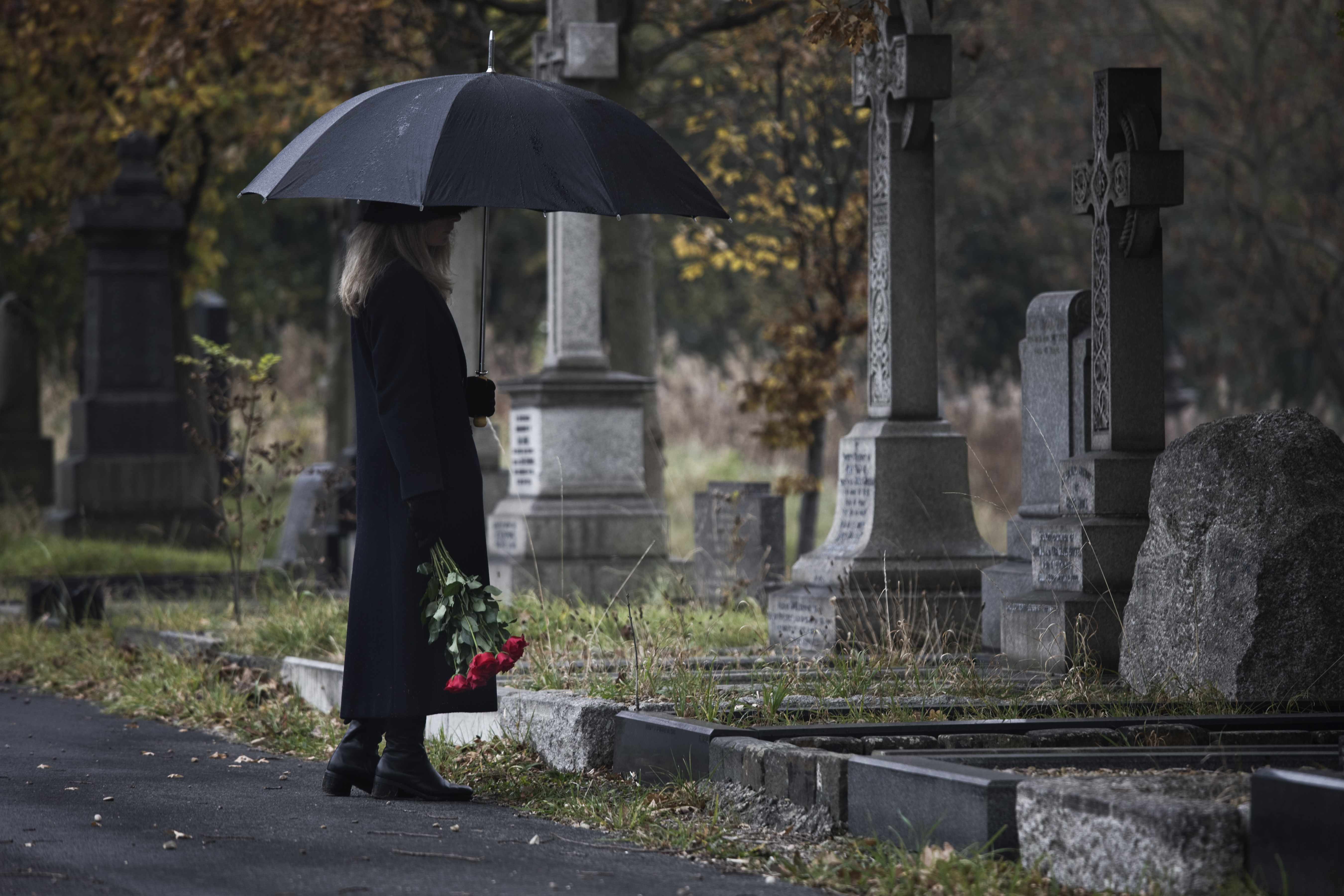 Eine Frau besucht ein Grab | Quelle: Getty Images