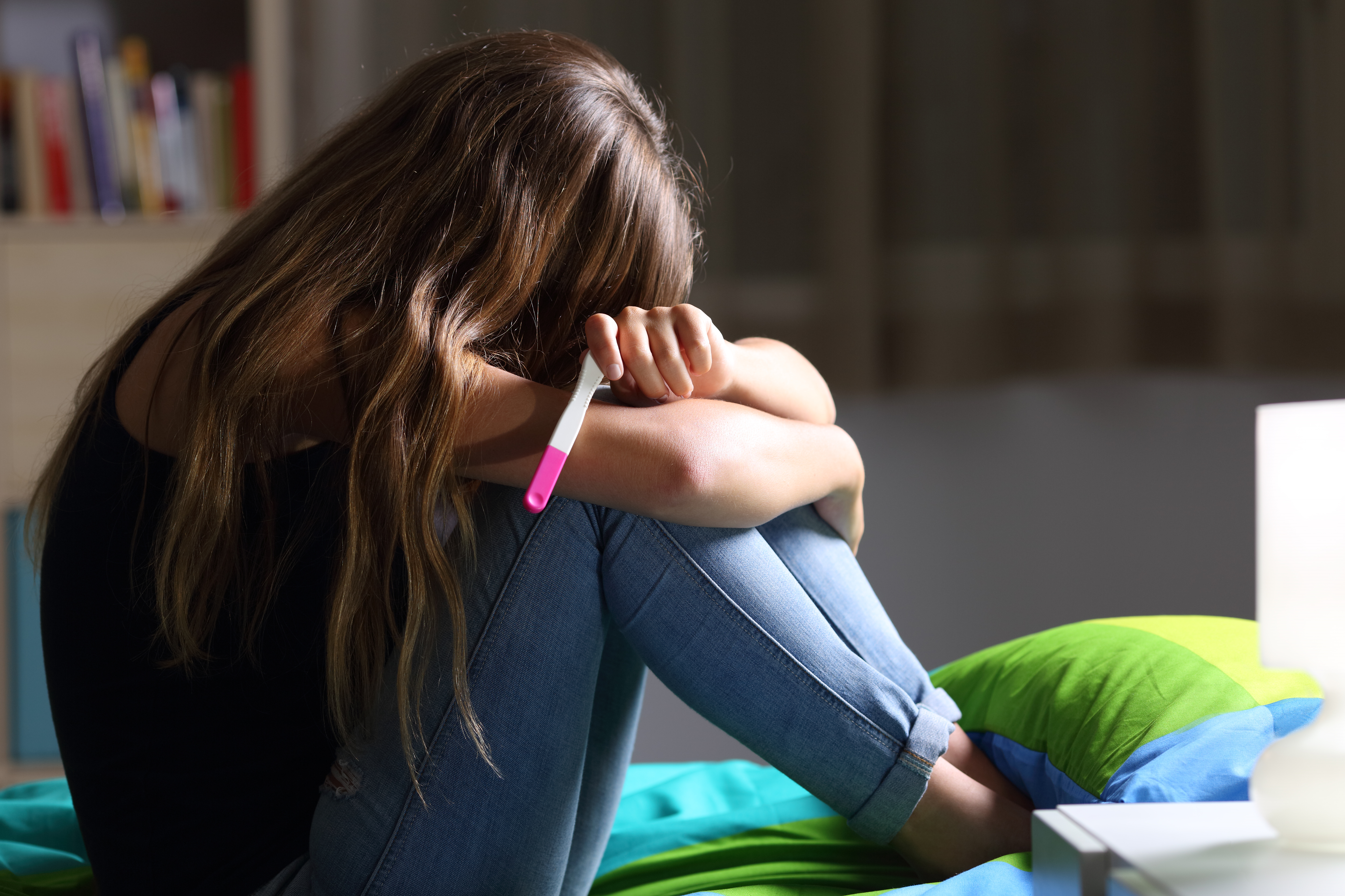 Frau hält einen weinenden Schwangerschaftstest | Quelle: Shutterstock