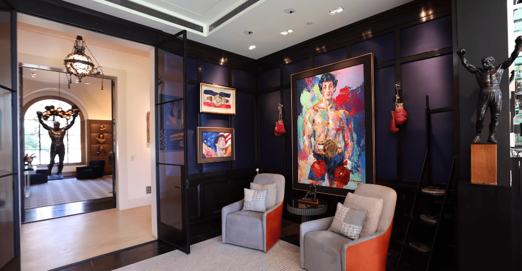 Ein Bild von Sylvester Stallones 97 Millionen Euro teurem Beverly Hills Villa Interior. | Quelle: YouTube/Hilton & Hyland