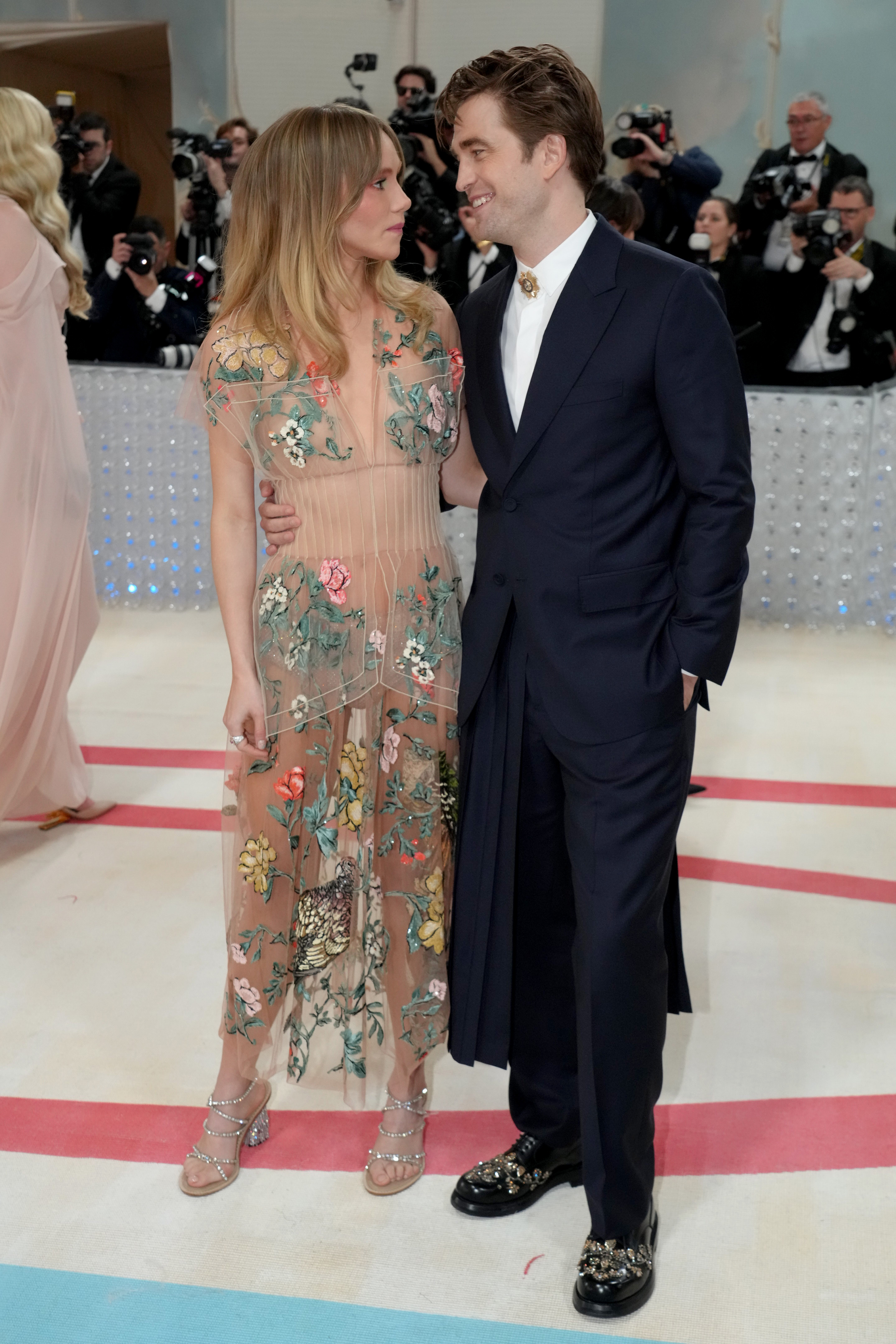 Suki Waterhouse und Robert Pattinson bei der Met Gala zur Feier von "Karl Lagerfeld: A Line Of Beauty" in New York City am 1. Mai 2023 | Quelle: Getty Images