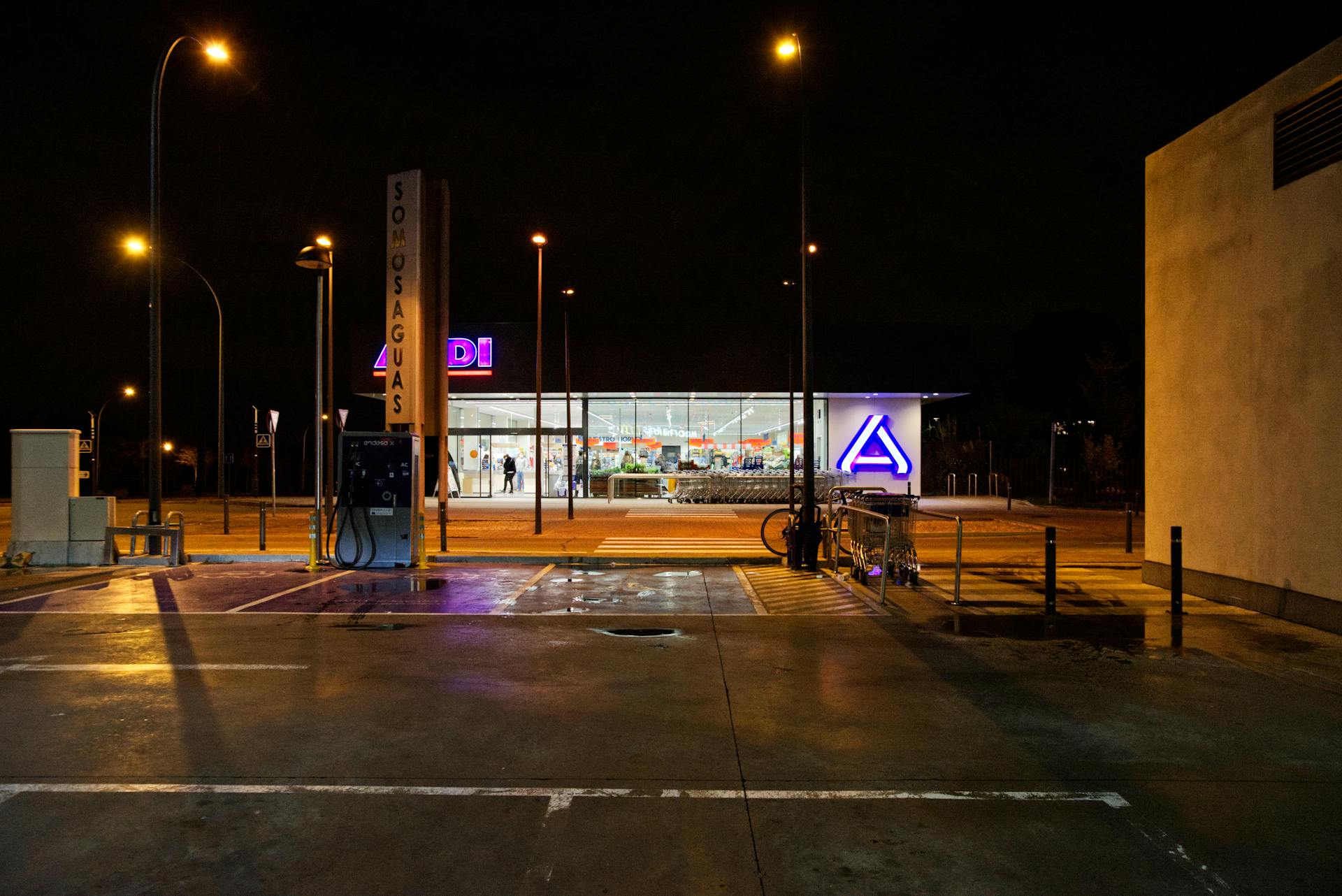 Parking sklepu spożywczego | Źródło: Pexels