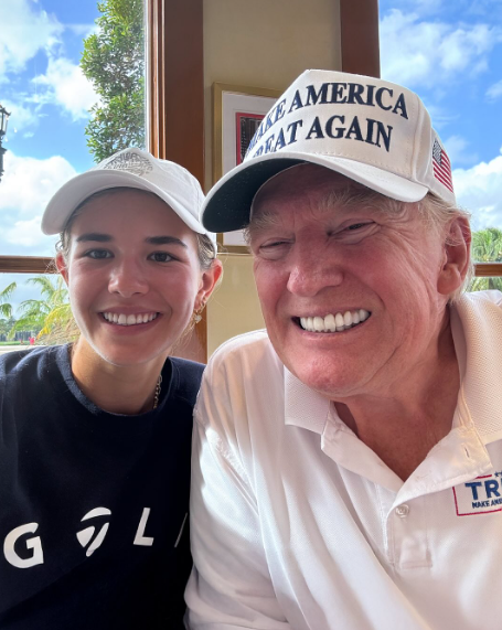 Am 10. November posiert er in einem Haus für ein Selfie mit seiner Enkelin Kai Trump. Trump trägt eine weiße „Make America Great Again“-Kappe und zeigt ein breites Lächeln, das einen tiefen Rotton auf seinen Wangen zeigt, der an den Rändern seines Gesichts stark verblasst. | Quelle: Instagram/kaitrumpgolfer