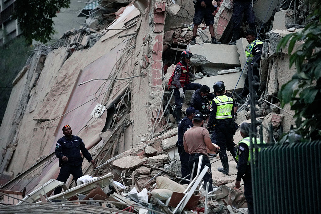 Rettungskräfte suchen nach Opfern in einem eingestürzten Gebäude nach einem Erdbeben in Caracas am 24. Juni 2026. Zwei Erdbeben der Stärke 7,2 und 7,5 erschütterten am Abend des 24. Juni dieselbe Region in Venezuela und führten laut dem United States Geological Survey (USGS) und AFP-Journalisten zum Einsturz von Gebäuden. Die Beben trieben die Einwohner der Hauptstadt Caracas auf die Straße. | Quelle: Getty Images
