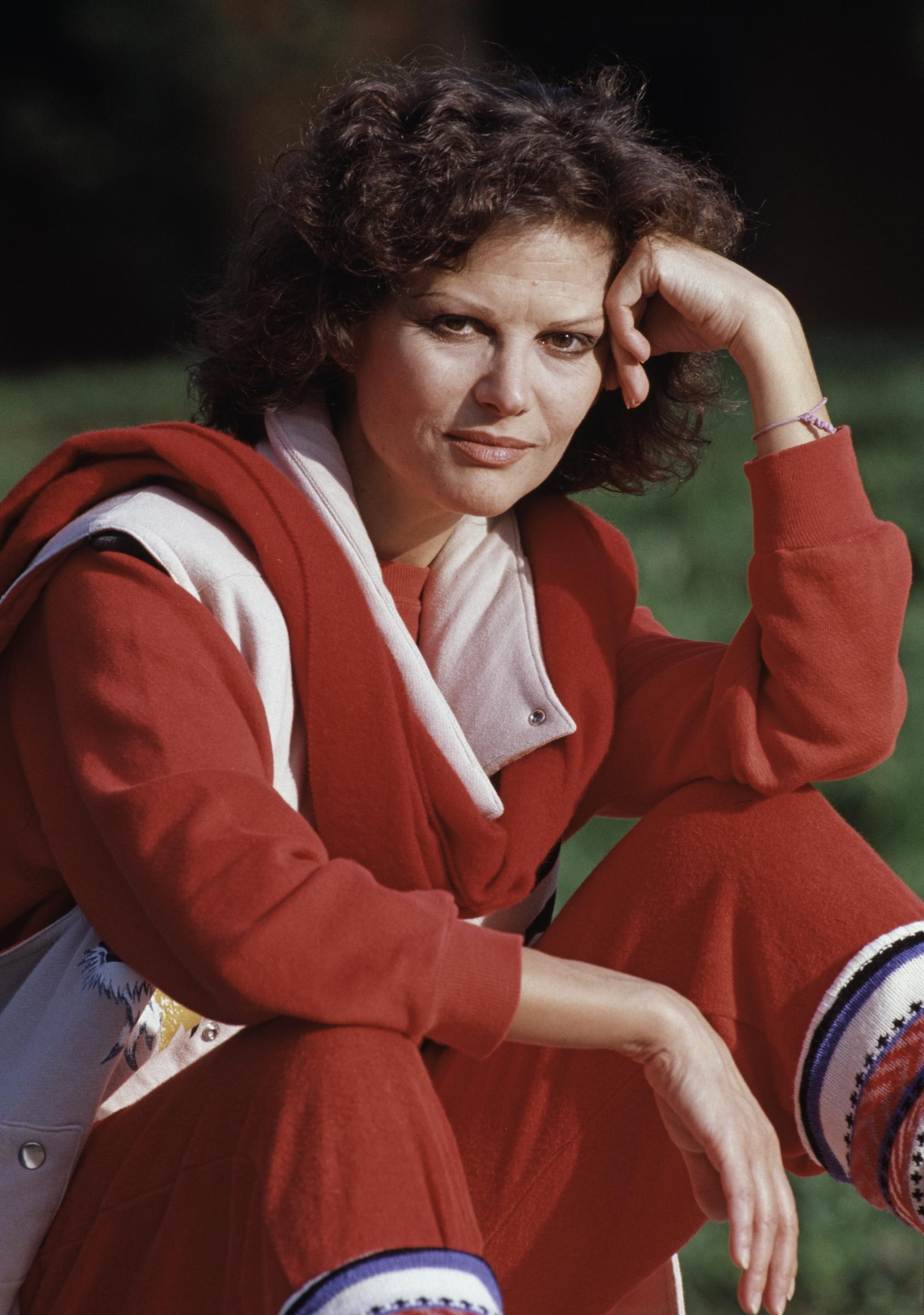 Claudia Cardinale wird am 1. November 1984 in ihrem Haus in Rom, Italien, fotografiert. | Quelle: Getty Images