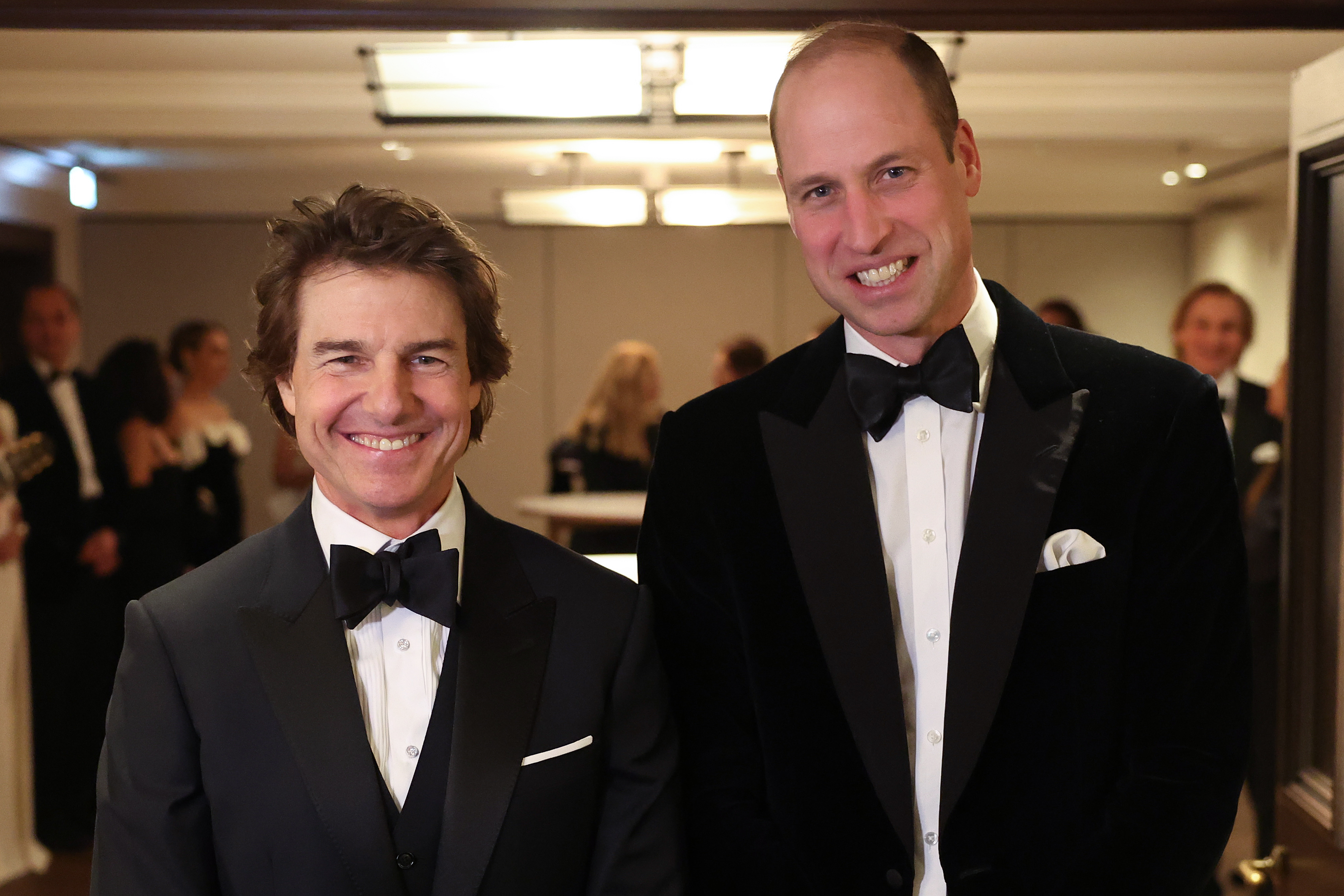 Tom Cruise posiert mit dem britischen Prinz William beim London Air Ambulance Charity Gala Dinner in London, England am 7. Februar 2024. | Quelle: Getty Images