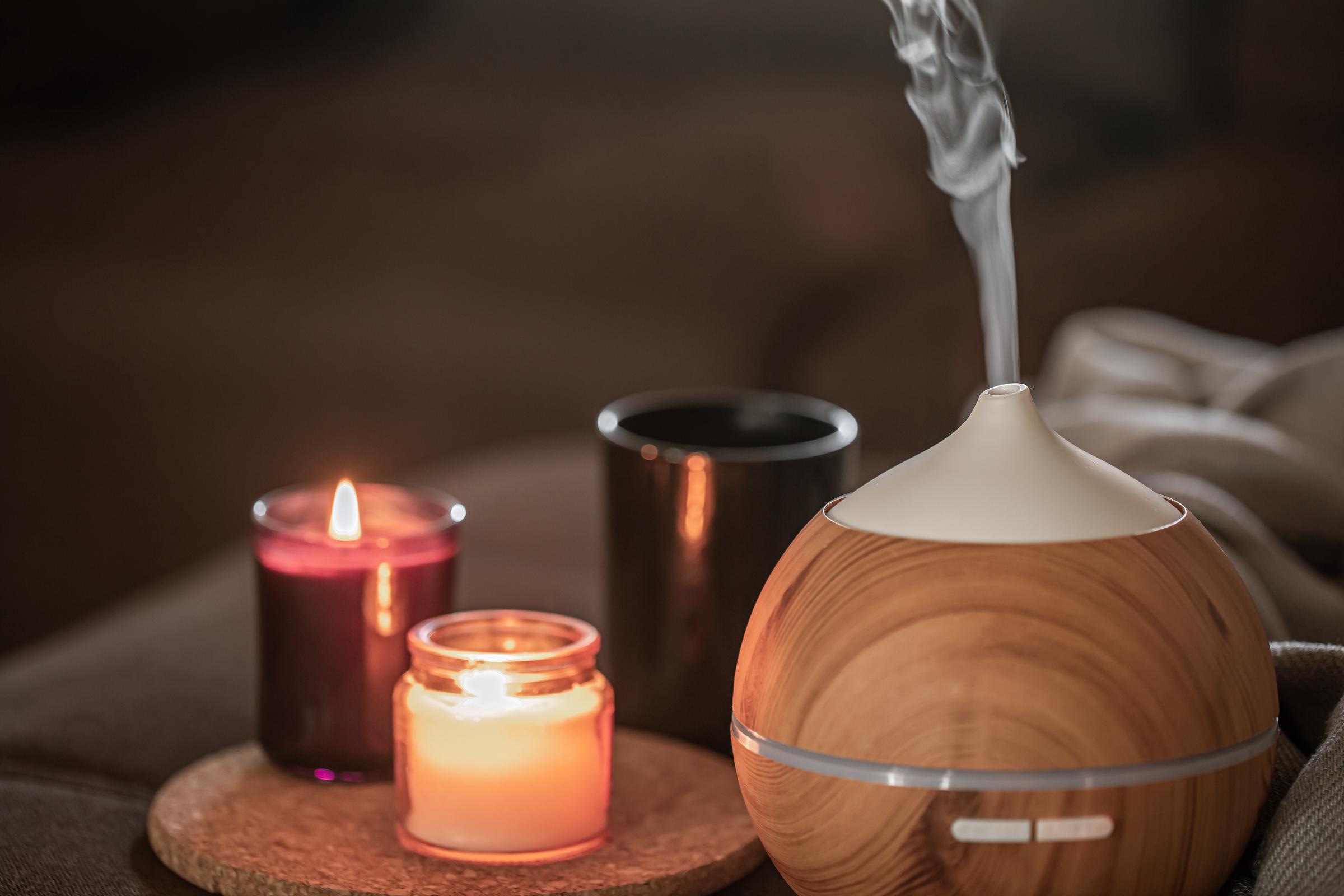 Diffuser neben brennenden Kerzen. | Quelle: Freepik
