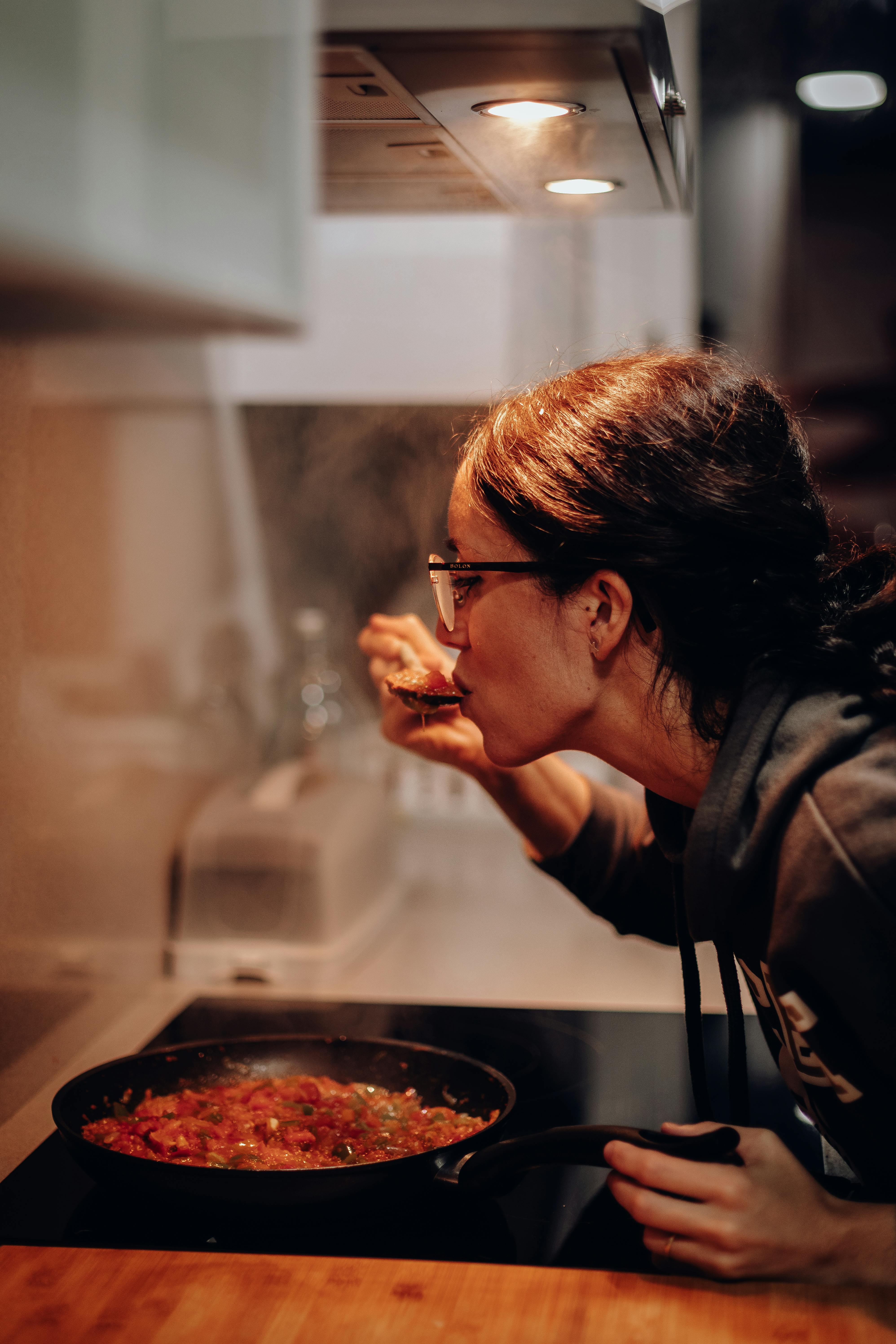 Eine Frau beim Kochen | Quelle: Pexels