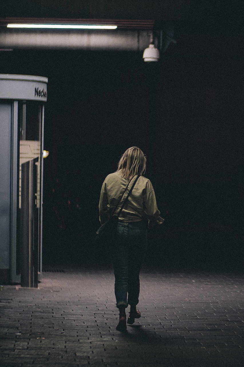 Person, die bei Nacht spazieren geht | Quelle: Pixabay