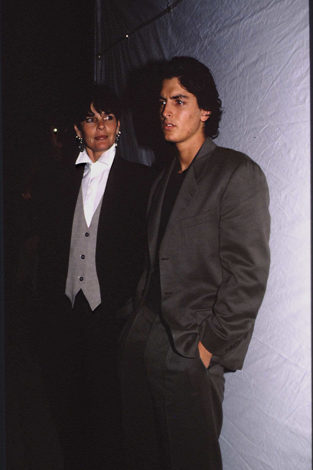 Ali MacGraw und ihr Sohn Josh Evans am 6. März 1992 | Quelle: Getty Images