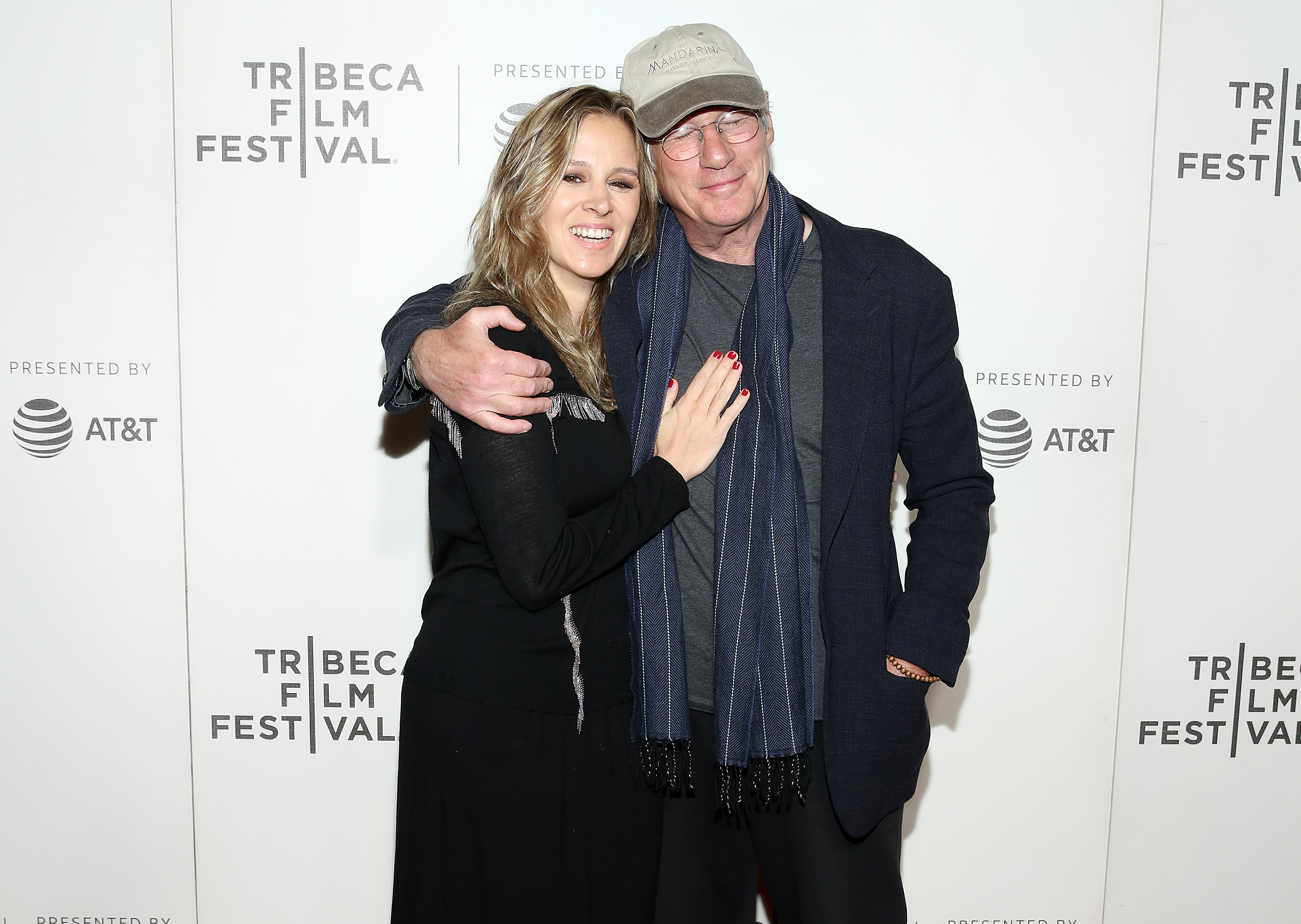 Alejandra Silva und Richard Gere bei der Weltpremiere von "It Takes a Lunatic" während des Tribeca Film Festivals 2019 in New York City, am 3. Mai 2019 | Quelle: Getty Images