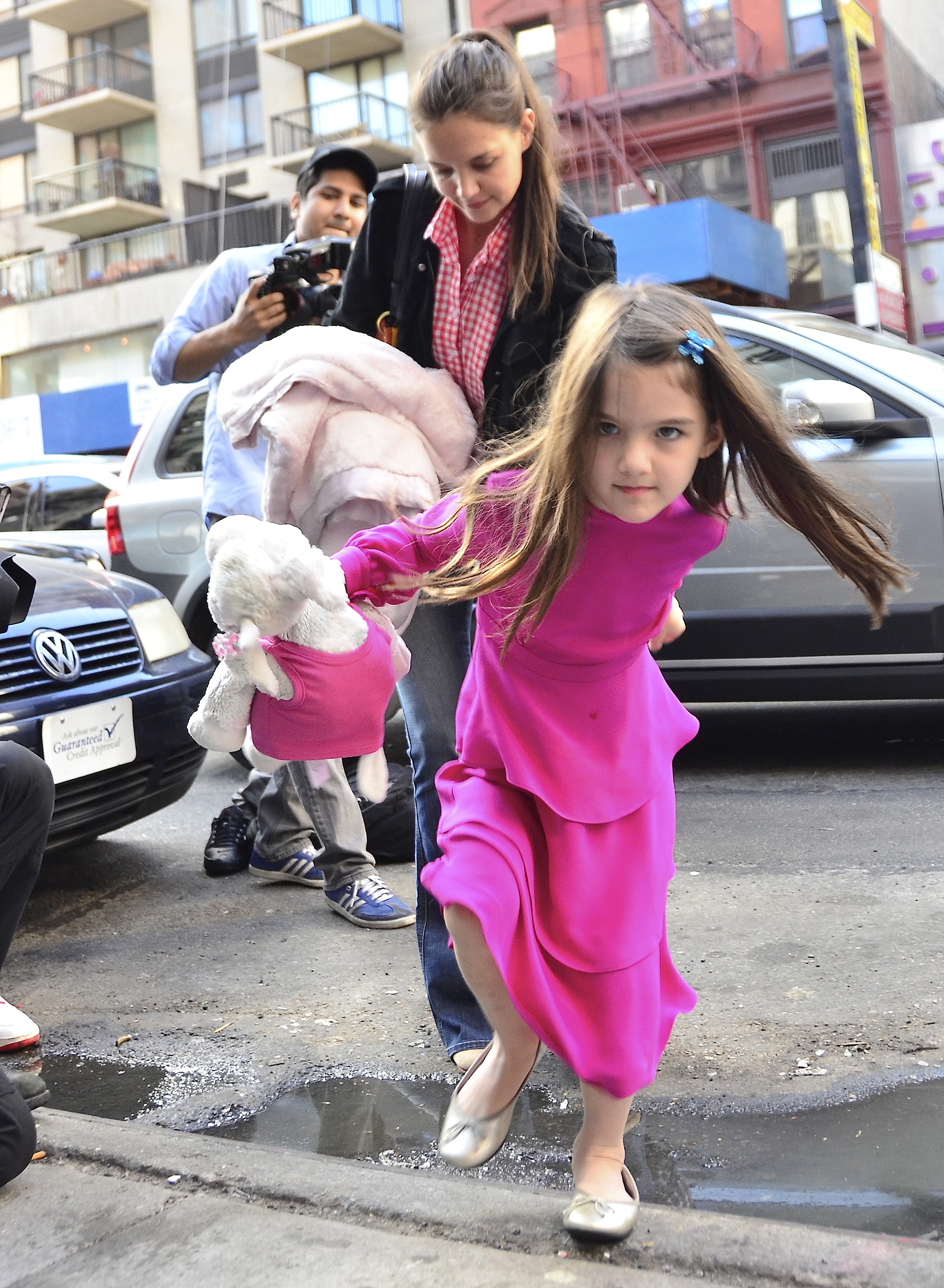 Katie Holmes und Suri Cruise mit einem Paparazzi im Hintergrund in New York City am 20. März 2012 | Quelle: Getty Images