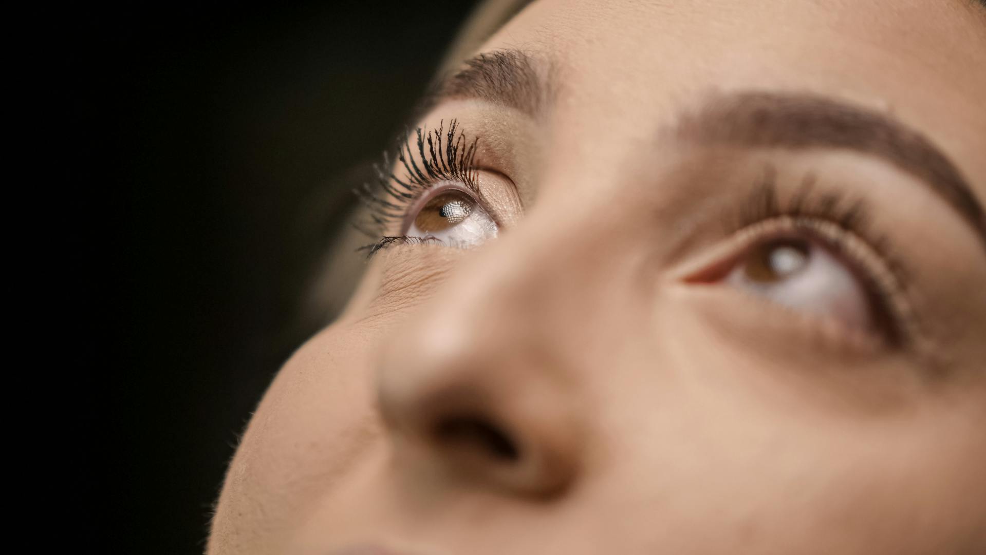 Eine Frau, die nach oben blickt | Quelle: Pexels